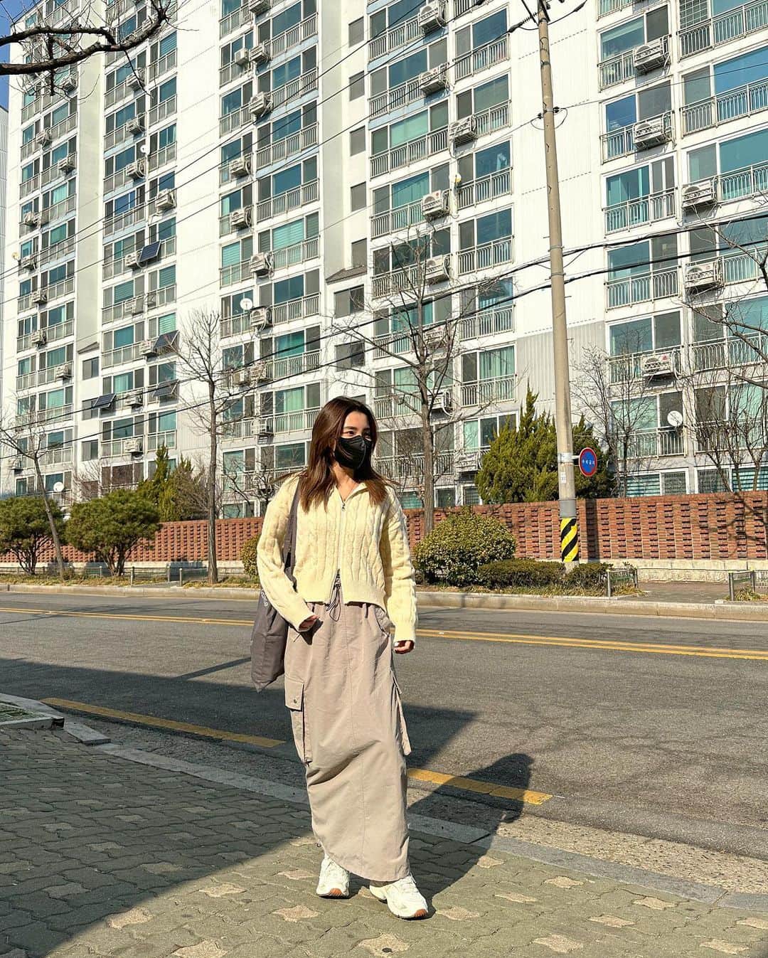 KANAMIさんのインスタグラム写真 - (KANAMIInstagram)「・ 服は持っていかず現地調達🇰🇷❄️ ニットとスカートで合わせて5000円くらい🤣🤍  #ちなみにトートバッグも #爆買いジャパニーズ #帰り重くて肩壊れた #korea #홍대 #弘大」3月1日 19時08分 - kanami_0530