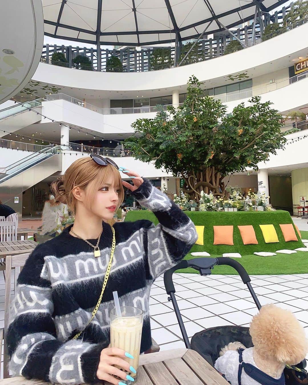 アンジェリカのインスタグラム：「𝒍𝒖𝒏𝒄𝒉 𝒅𝒂𝒚 🫶🏼🐶💛💛 ━━━━━━━━━━━━━━━ 👗 : @glance_tokyo ‪‪❤︎‬」