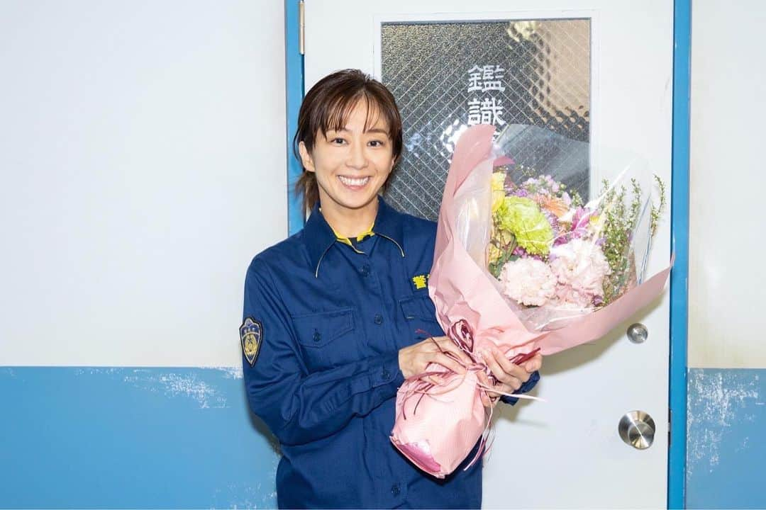 警視庁アウトサイダーのインスタグラム：「・  ＼💐クランクアップ💐／  鑑識係・仁科役 #優香 さん🔍  鉄道の神様に愛された女🚃  的確な仕事さばきで 最後の最後まで大活躍間違いなし✔️  お疲れ様でした👏  ▼▽▼ https://tver.jp/series/srjqfpikg5  #警視庁アウトサイダー #最終回まであと1日」