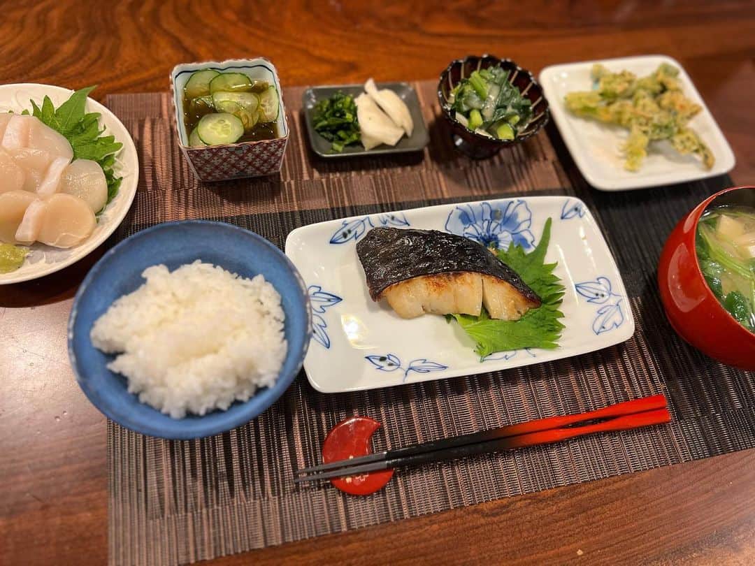 月央和沙のインスタグラム：「うちの晩ごはん🍚✨  #銀だらの西京焼き #菜の花の天ぷら #帆立 #もずく酢きゅうり #わけぎの酢みそ和え #豆腐と新玉ねぎとみつばのお味噌汁 #お漬物」