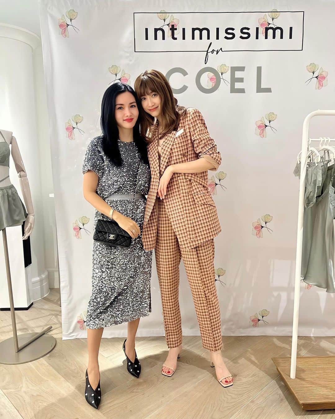 福王寺彩野のインスタグラム：「今夜はヨンちゃん @youn1029 が手掛ける @coel.official ✖️ @intimissimiofficial コラボランジェリーのローンチpartyへ🥂💖  会場ではなんと“彼女はキレイだった”に出演していたコジュニちゃんにも会えました🥺感激🥹❤️‍🔥  私は届いたばかりのCOELのスパンコールsetupを着て行きました🫶 これは上下バラバラでも使えるしスパンコールなのに着心地も良いし、とってもお気に入り❣️✨✨  コラボ下着もめちゃくちゃ可愛くて全部揃えたくなりました😍😍😍✨ とっても素敵だったから是非チェックしてみてね👙💕  #coel #intimissimi #lingerie #youna #ヨンア #コエル」