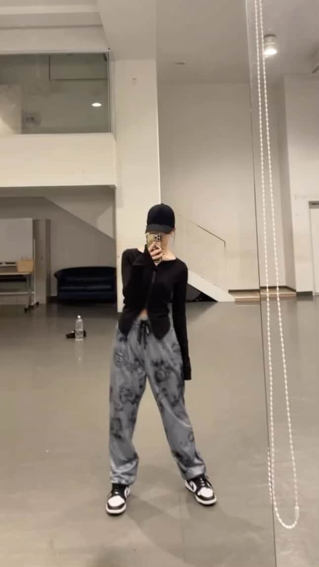 宇井優良梨のインスタグラム：「3月もよろしくお願いします👱🏻‍♀️🤍」