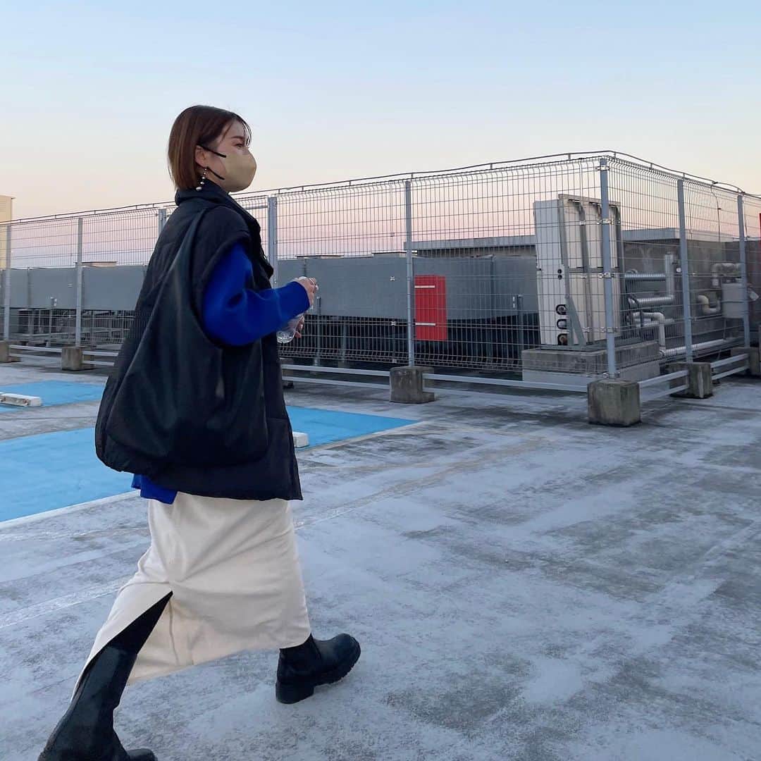 akko0718のインスタグラム：「3月1日(水) バックスリット入りだから歩きやすい　@grl_official のロングスカート♡ . 後ろゴムだし着心地もバツグン🙆‍♀️ . . #partegram #grl #grl購入品 #grlコーデ #グレイル #グレイル購入品 #グレイルコーデ #イエベ春 #イエベ春コーデ #骨格ナチュラル #骨格ナチュラルコーデ #ダウンベスト #discoat #discoat_ootd #ハイウエストスカート #大人カジュアル #シンプルコーデ #ぷつっとボブ #ミニボブ」
