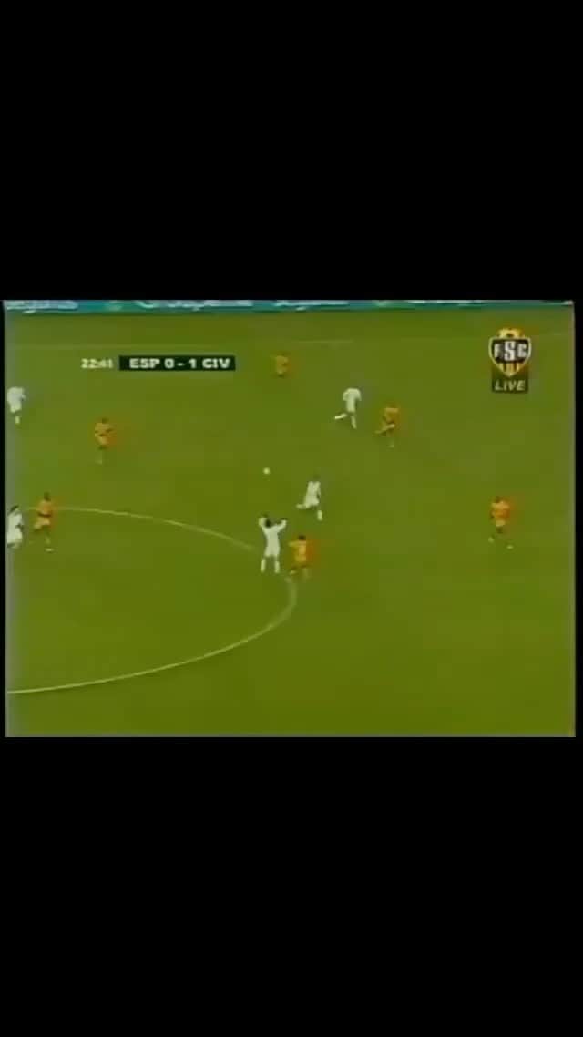 セスク・ファブレガスのインスタグラム：「17 years ago today. One of the most special days of my career making my debut at 18 yo for @sefutbol ❤️🙏🏻  Hoy hace 17 años de uno de los días más emocionantes de mi carrera. Cumpliendo el sueño de debutar con la @sefutbol a los 18 años. ❤️🙏🏻」