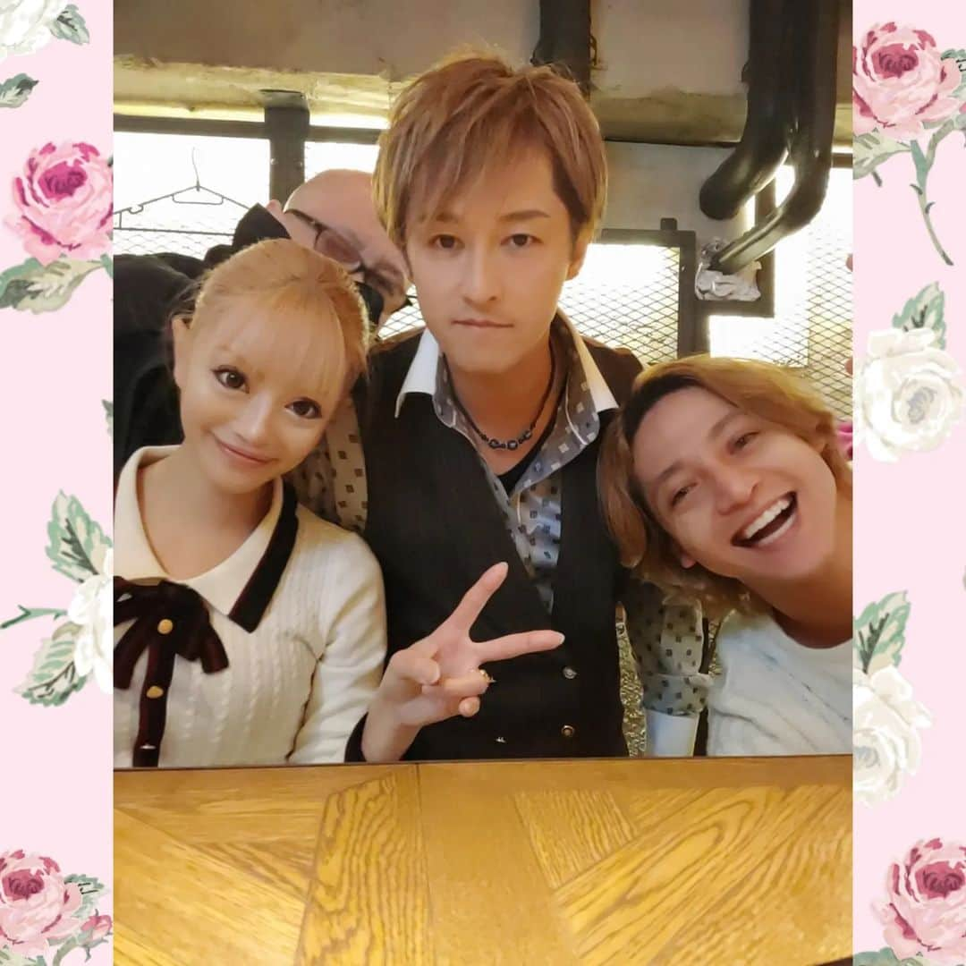 白咲姫香さんのインスタグラム写真 - (白咲姫香Instagram)「パニックちゃんとロメロさんと♥️ 仲良し3人組♥️♥️♥  ♡Twitter♡→ https://twitter.com/himekashirosaki  ♡Instagram(姫ロメ夫婦垢)♡→　@himeka_romero  ♡YouTube♡→ https://www.youtube.com/channel/UCuFuDtmK82iOu7fypdRqrDw  ♡TikTok♡→ https://www.tiktok.com/@himeka_shirosaki  ♡ふわっち(配信サイト)♡  1.ふわっち(配信)の視聴者用アプリをダウンロードして私のアカウントをフォローして下さい♡  https://whowatch.tv/archives/16815624   名前は白咲姫香で出て来ます♡ (私の配信通知設定もよろしくお願い致します♡配信が始まると通知が来る様になります♡)  2.画面右下にNiceボタン(手のマーク)があるので押して下さい！(これは一人一日1回までしか押せませんがよろしくお願いします♡ ) そして無料アイテムがあるのでイベントの時は投げて下さい^_^♡ みんなと配信でお会い出来るのを楽しみにしています♡♡♡  . #ロリィタ #doll #薔薇#Barbie #princess #make #Halloween #Disney #白咲姫香 #りぼん  #浜崎あゆみ #パニックコージ #クラロリ #メイク #小悪魔ageha  #シャネル #仲間 #お姫様 #MAC #ロリィタ #ライバー #化粧品  #配信 #Barbie #プリンセス #ロリータ #配信者 #ふわっち #TP」3月1日 19時37分 - himeka_shirosaki