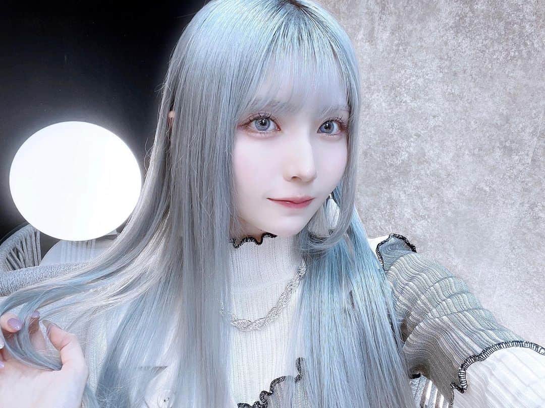 仲川琉菜のインスタグラム：「黒マスカラ珍しい  エクステ付け替えて、ほんのり水色ロングにしてもらった❕ @raiya.sato さんありがとうございます‼︎」