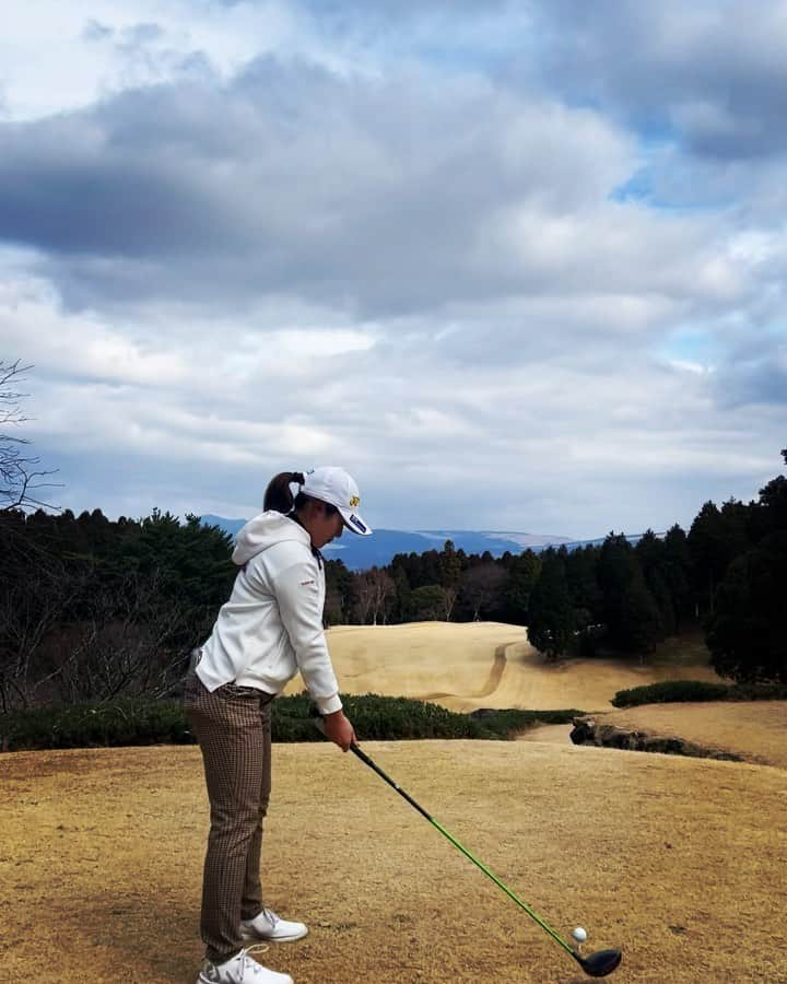 山口すず夏のインスタグラム：「・ 熊本の時のスイング動画🏌🏼‍♀️   自分の感覚をしっかりと伝えるって すごく大事なんだと感じた合宿👀  #ゴルフ#ゴルフスイング#原理原則#右回り」