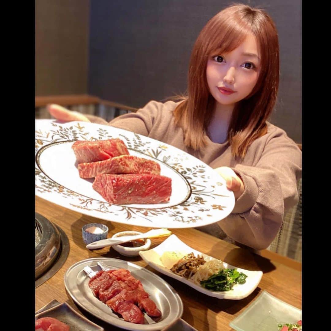 橋元優菜のインスタグラム：「愛知県犬山市といえば‼️  犬山城🏯と『大阪商店』🍖 ...というくらい 犬山名物的おいしさの焼肉店  『大阪商店』( @yakiniku.osakashouten )さんへ行ってきました‼️  リーズナブルに最高級和牛を食べる事ができる名店ということで オープンしてからすぐに店内が満席に...  私が帰る頃には、待ってるお客さんもいるくらいの大盛況っぷりでした😳  中でも人気なのが〝タン〟🐃 タン串(動画)はすごく注文が入るそうです！！  カルビもタン塩も980円からと 中堅焼肉屋さん位のお値段なのに 出てくるお肉は超一流✨✨✨  これなら屈強な男子も、お腹いっぱい食べられるよ！！💪🥺  普通の焼肉も充分おいしかったんだけど、 特別においしいなと思ったのは  なんといっても〝塊肉〟🍖  塊肉を注文すると スタッフさんが、直接焼きに来てくれて それぞれのお肉に合った調理方法で味付けをしてくれます！！  シャトーブリアンの濃厚さ✨  サーロインのユッケ風の味付けの良さ✨  よく焼いたのに、食べると溶けちゃうサガリ✨  今までの焼肉人生TOP3 いや、なんなら1番かも...っていうくらい美味しかった😭💕  ここ、本当にオススメなので 犬山城観光に、愛知県に来た際は 是非行ってみてください🥺✨  PR @yakiniku.osakashouten #名古屋焼肉 #愛知焼肉 #焼肉大阪商店 #犬山焼肉 #犬山城 #犬山市 #愛知観光 #愛知県グルメ #犬山グルメ #犬山城下町 #犬山デート #シャトーブリアン #ミスジステーキ #霜降り肉 #生肉 #ユッケ #犬山」