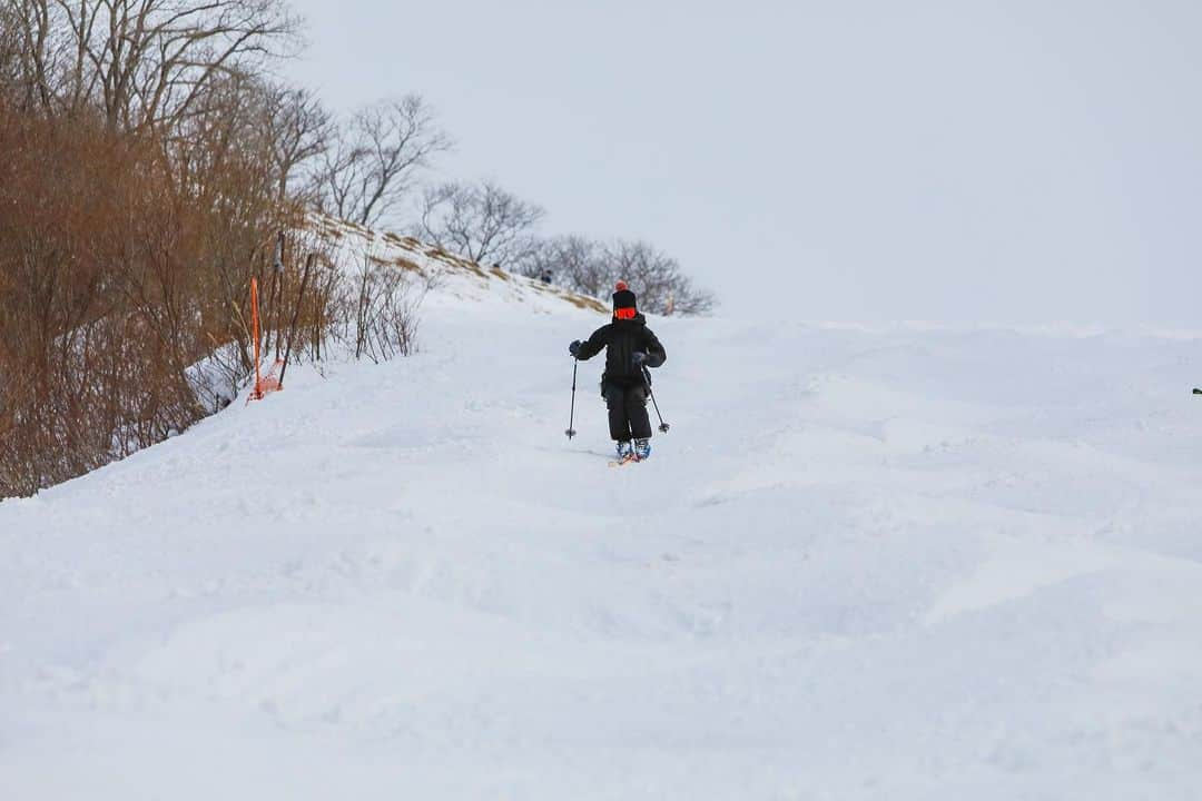 伊藤さつきのインスタグラム：「Moguls🐫🤍 良い写真たくさん撮ってもらいました☃️ 📸　@koichiishimori  チャンピオンコース楽しかった〜✌︎  #vectorglide  #whitetime_tokyo  #swanygloves #swanygloves_jp #ski#スキー #グランスノー奥伊吹」