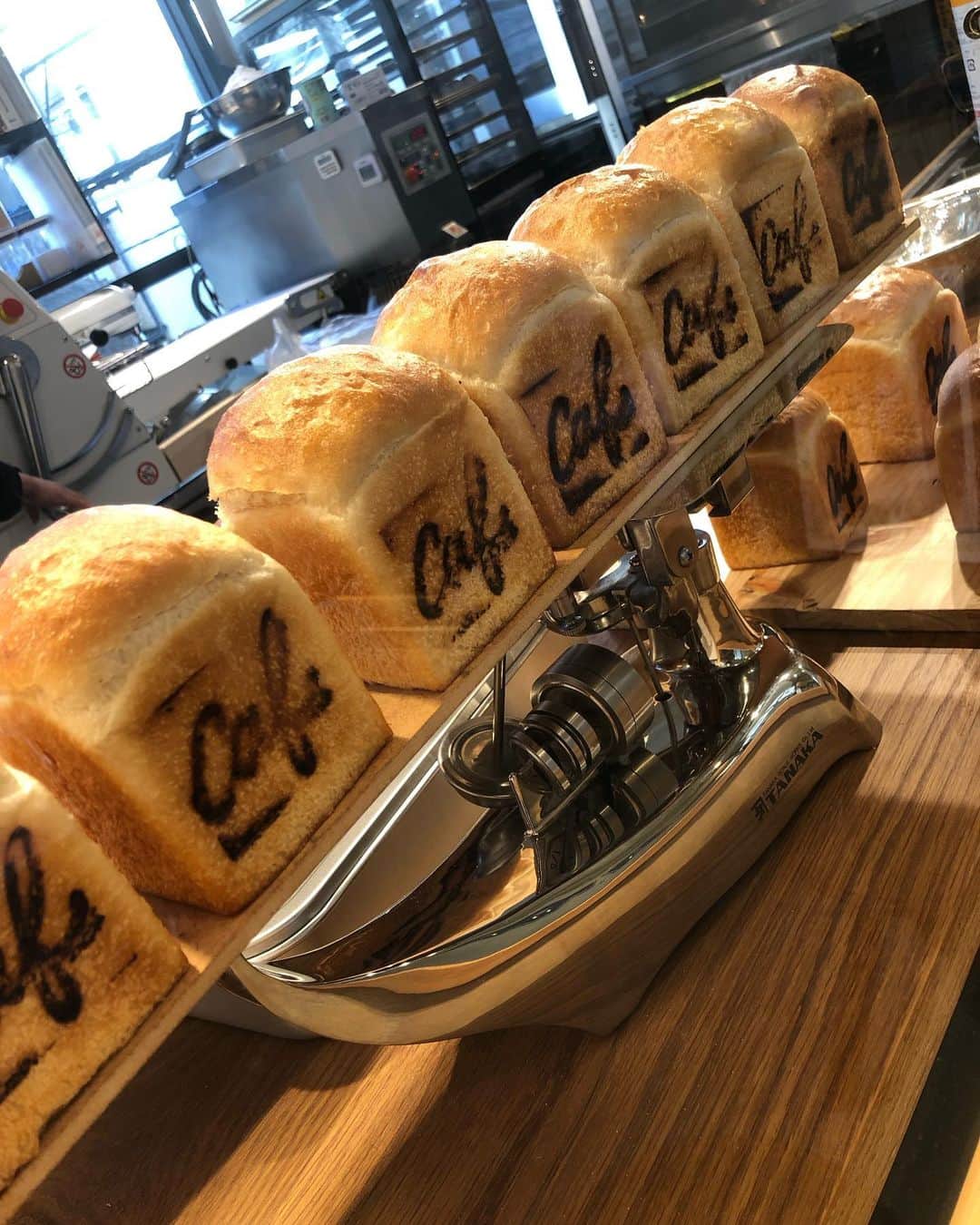 熊木陸斗さんのインスタグラム写真 - (熊木陸斗Instagram)「どストライクな食パンに出会えました。 もちろん食パン以外も爆買い。 @caf_timetoeat  #朝はパン派 #小麦中毒」3月1日 19時51分 - rikuto_kumaki