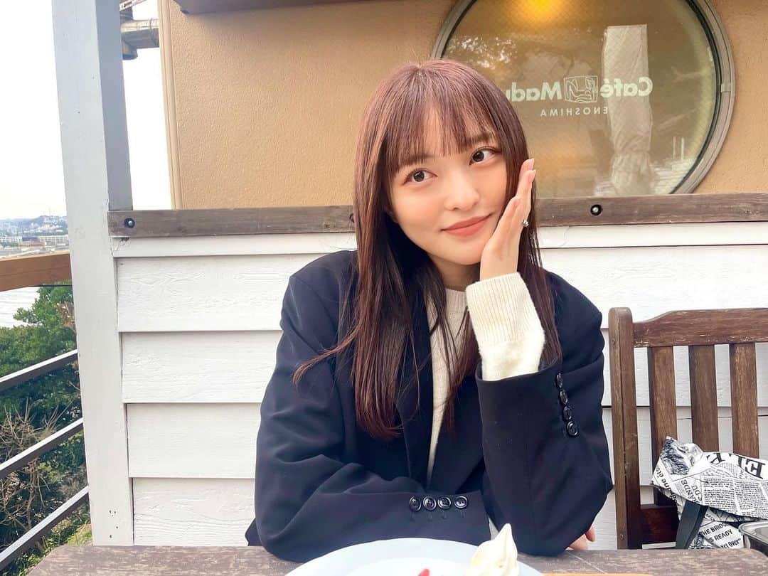 斉藤瑞季さんのインスタグラム写真 - (斉藤瑞季Instagram)「舞台ハガレンの稽古が昨日で終わって、 今日は朝から まつぱ👀 @tamaki_eye   美容院💇‍♀️ @2shiori4   そして今年行けてなかった江ノ島神社参拝とオフを満喫。  髪色は仕事の関係で明るくしなきゃいけなくて 色んな要望に応えて頂き 素敵なオレンジブラウンに🧡  まつぱと美容院はずっと同じところでお世話になってます。  大阪公演に向けて準備がんばるぞ🔥  #ラッシュリフト #まつげパーマ #まつぱ #ブリーチなしカラー #オレンジブラウン #オレンジヘアー #レイヤーカット #顔周りレイヤー #ストレートヘア」3月1日 19時56分 - mii_maricoco
