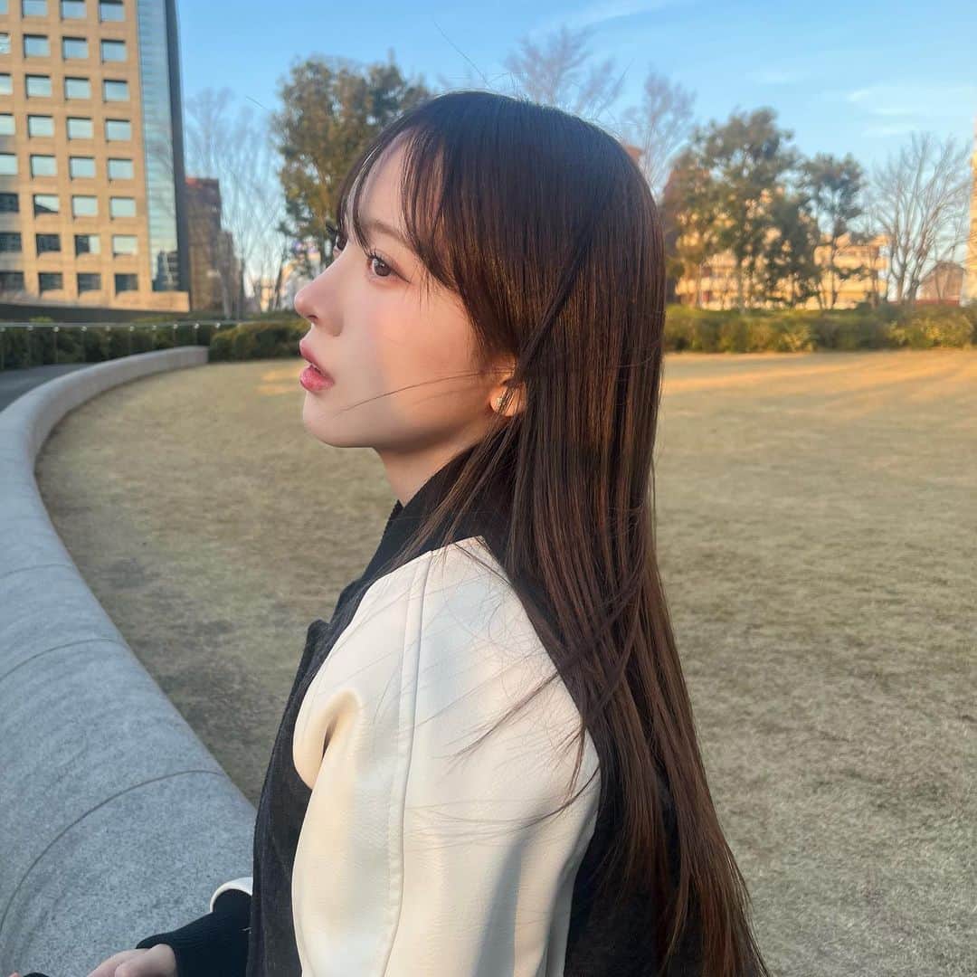 のインスタグラム：「この度、新しく発売されるKIRAGEのアンバサダーに就任することになりました💘 ここ最近はKIRAGEの商品 シャンプー＆トリートメント、リッチモイストオイルとエンジェリックリングを一式使ってます！ ブリーチ数回してるブリーチ毛だけど、使ったあとからうる艶髪になれてめっちゃおすすめです☺︎ これから長期で使った使用感とかも報告していきます🫶🏻  全国のLOFT、アットコスメ、公式オンラインショップにて発売中🧚🏻‍♂️ ※一部お取り扱いのない店舗もあり  #KIRAGE #KIRAGEアンバサダー#キラージュ #天使の生ツヤリング #gifted」