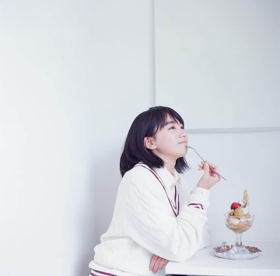坂ノ上茜のインスタグラム：「. mina 4月号「スイーツと、キミの横顔。」 初めてのファッション誌、新鮮で嬉しかったな〜〜！ webには動画もあります！是非！ 　 https://www.mina.ne.jp/life-style/sweets-sanpo/19882/  #mina」