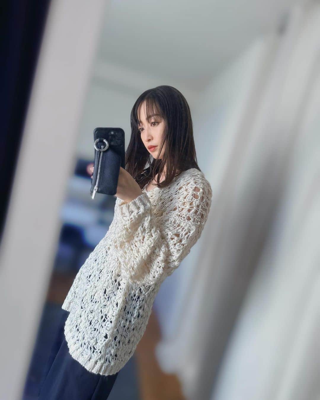 上野なつひさんのインスタグラム写真 - (上野なつひInstagram)「今日も怒涛の１日が終わった☀️  １日が短いなぁ。 もっと仕事できちゃうけど夜が来るな… なんて思いながら。 もっと寝たいなぁとも思ったり。笑  もう直ぐ春の予感ですね❗️花粉がひどいですか皆さん大丈夫？ 私は今季の花粉は平気そう🥹  早くコートを脱いで春服が着たいな🌷  この編み編み緩ニットお気に入り🤍 @mallowblue_official  ネックレス @nothingandothers  インナー @unbybalancestyle   #kariandlili_official #nothingandothers  #unbybalancestyle」3月1日 20時03分 - natsuhi