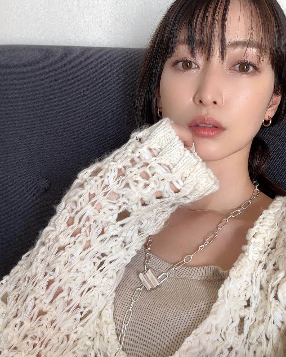上野なつひさんのインスタグラム写真 - (上野なつひInstagram)「今日も怒涛の１日が終わった☀️  １日が短いなぁ。 もっと仕事できちゃうけど夜が来るな… なんて思いながら。 もっと寝たいなぁとも思ったり。笑  もう直ぐ春の予感ですね❗️花粉がひどいですか皆さん大丈夫？ 私は今季の花粉は平気そう🥹  早くコートを脱いで春服が着たいな🌷  この編み編み緩ニットお気に入り🤍 @mallowblue_official  ネックレス @nothingandothers  インナー @unbybalancestyle   #kariandlili_official #nothingandothers  #unbybalancestyle」3月1日 20時03分 - natsuhi