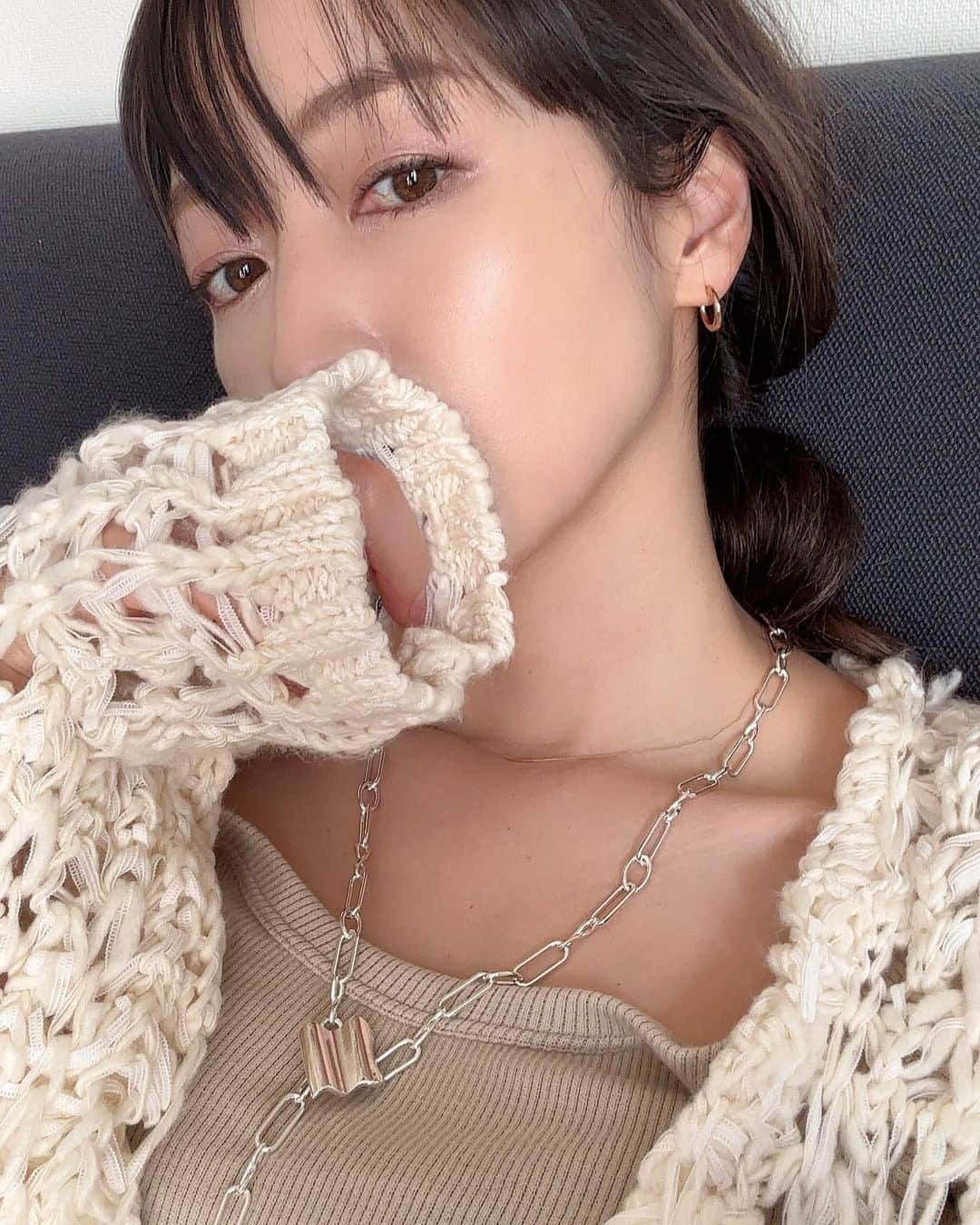 上野なつひさんのインスタグラム写真 - (上野なつひInstagram)「今日も怒涛の１日が終わった☀️  １日が短いなぁ。 もっと仕事できちゃうけど夜が来るな… なんて思いながら。 もっと寝たいなぁとも思ったり。笑  もう直ぐ春の予感ですね❗️花粉がひどいですか皆さん大丈夫？ 私は今季の花粉は平気そう🥹  早くコートを脱いで春服が着たいな🌷  この編み編み緩ニットお気に入り🤍 @mallowblue_official  ネックレス @nothingandothers  インナー @unbybalancestyle   #kariandlili_official #nothingandothers  #unbybalancestyle」3月1日 20時03分 - natsuhi