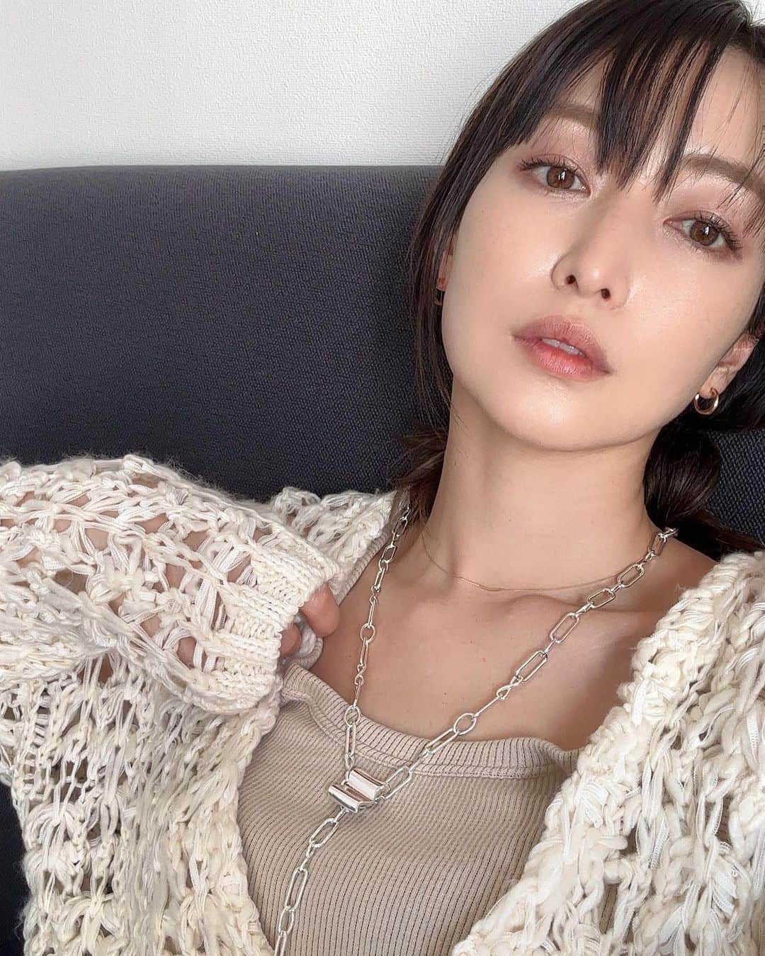 上野なつひさんのインスタグラム写真 - (上野なつひInstagram)「今日も怒涛の１日が終わった☀️  １日が短いなぁ。 もっと仕事できちゃうけど夜が来るな… なんて思いながら。 もっと寝たいなぁとも思ったり。笑  もう直ぐ春の予感ですね❗️花粉がひどいですか皆さん大丈夫？ 私は今季の花粉は平気そう🥹  早くコートを脱いで春服が着たいな🌷  この編み編み緩ニットお気に入り🤍 @mallowblue_official  ネックレス @nothingandothers  インナー @unbybalancestyle   #kariandlili_official #nothingandothers  #unbybalancestyle」3月1日 20時03分 - natsuhi