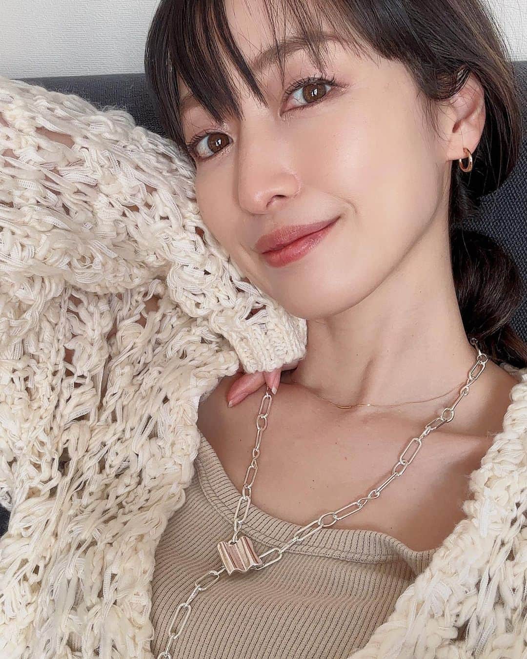 上野なつひのインスタグラム：「今日も怒涛の１日が終わった☀️  １日が短いなぁ。 もっと仕事できちゃうけど夜が来るな… なんて思いながら。 もっと寝たいなぁとも思ったり。笑  もう直ぐ春の予感ですね❗️花粉がひどいですか皆さん大丈夫？ 私は今季の花粉は平気そう🥹  早くコートを脱いで春服が着たいな🌷  この編み編み緩ニットお気に入り🤍 @mallowblue_official  ネックレス @nothingandothers  インナー @unbybalancestyle   #kariandlili_official #nothingandothers  #unbybalancestyle」