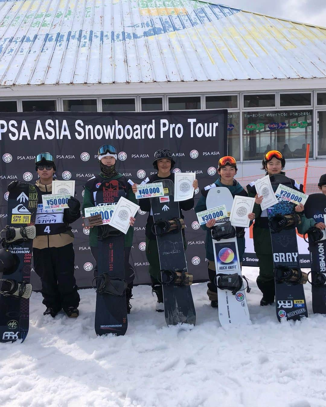 SuzukiAtsuhiroのインスタグラム：「Washigatake Slopestyle Session 1st🥇&ベストジバー賞 ディガーの皆さん、大会関係者の皆さん、選手の皆さんお疲れ様でした🙇‍♂️ @kosuketanaka_ とても楽しいパークありがとうございます🙏 ・  @romesds_japan  @girosnow_japan  @dominatorwax  @ebsmission  @hope__og  @the.suns  @aoyamagakuinuniversity  @lac_aizubandai  #星野リゾート #アルツ磐梯スキー場 #hoshinoresorts #altsbandai #romesds #giro #dominator #ebsmission #hope #thesuns #チューンナップ工房mk #スノーボード #スノボ #snowboard #snowboarding #snowboarder #instagood #instalike #いいね返し #livinganywherecommons会津磐梯」