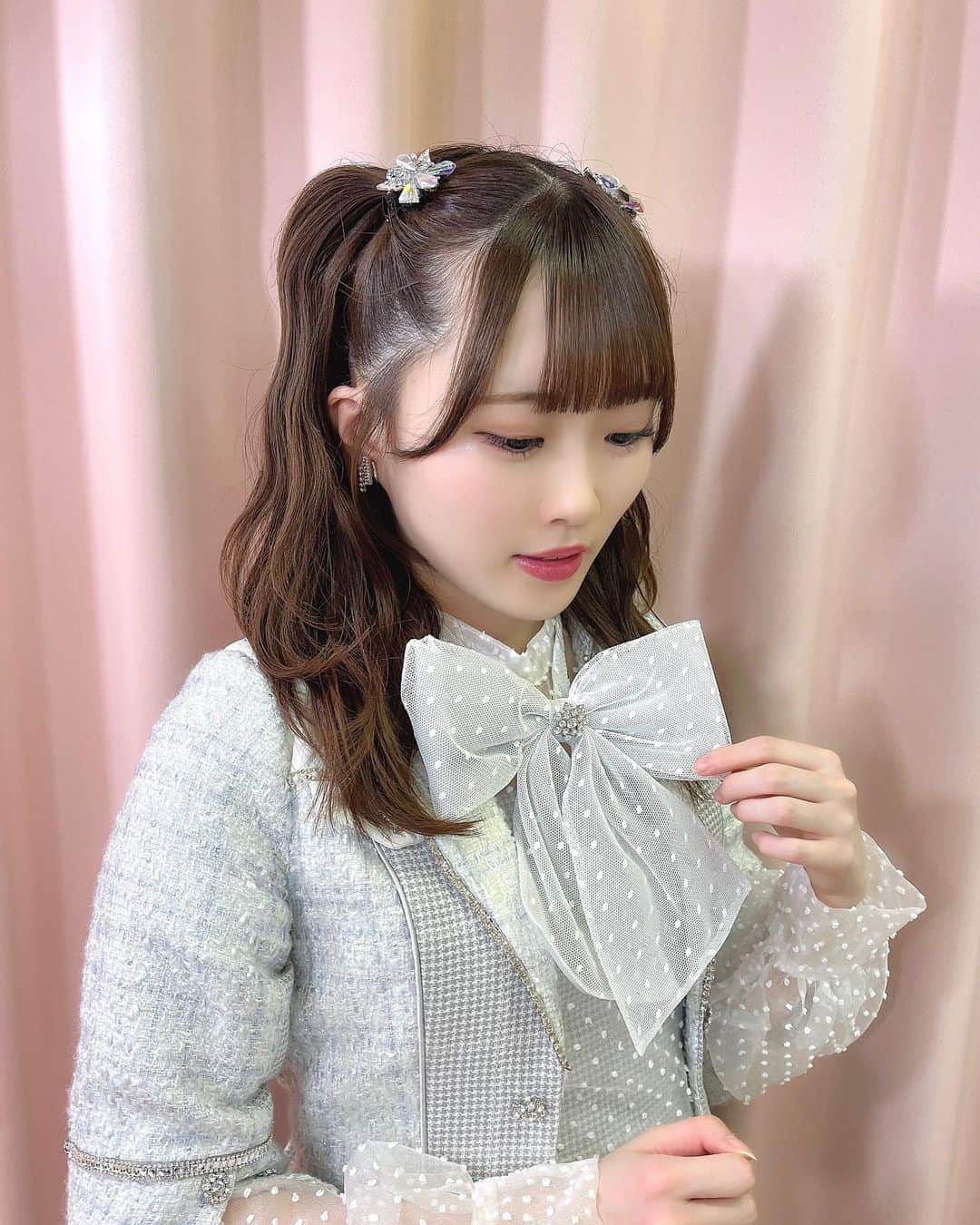 山根涼羽さんのインスタグラム写真 - (山根涼羽Instagram)「. オサレカンパニーさん １０周年 ､ おめでとうございます 💐  素敵な衣装を身に纏って 可愛いヘアアレンジをしていただく度に ＂ＡＫＢ４８になってよかった＂と思います ✿  魔法のきらきら衣装を この先もずっと ､ 着られますように 。  #オサレカンパニー #AKB48  #アイドル衣装 #ハーフツイン」3月1日 20時11分 - suzuha48yamane16