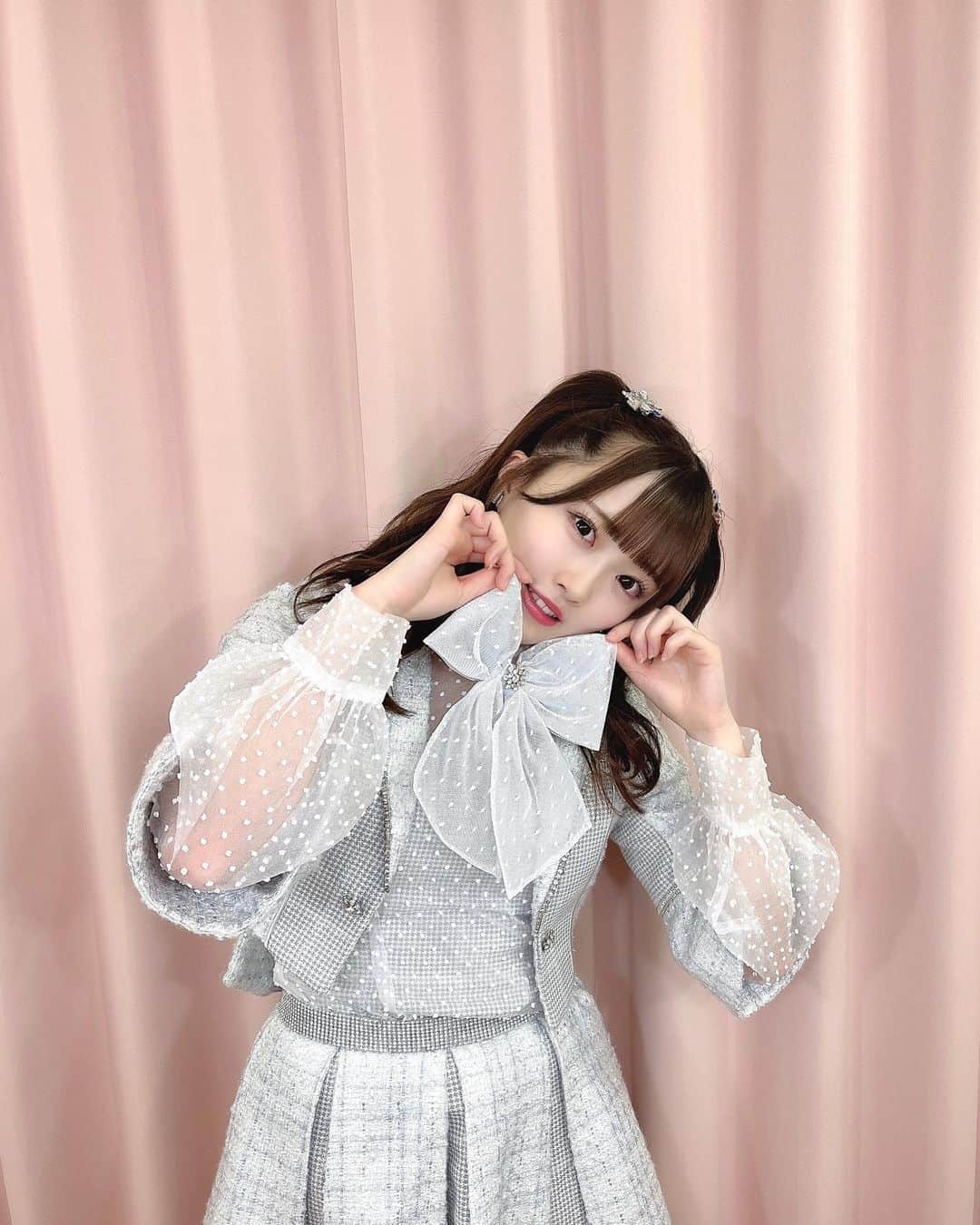 山根涼羽さんのインスタグラム写真 - (山根涼羽Instagram)「. オサレカンパニーさん １０周年 ､ おめでとうございます 💐  素敵な衣装を身に纏って 可愛いヘアアレンジをしていただく度に ＂ＡＫＢ４８になってよかった＂と思います ✿  魔法のきらきら衣装を この先もずっと ､ 着られますように 。  #オサレカンパニー #AKB48  #アイドル衣装 #ハーフツイン」3月1日 20時11分 - suzuha48yamane16