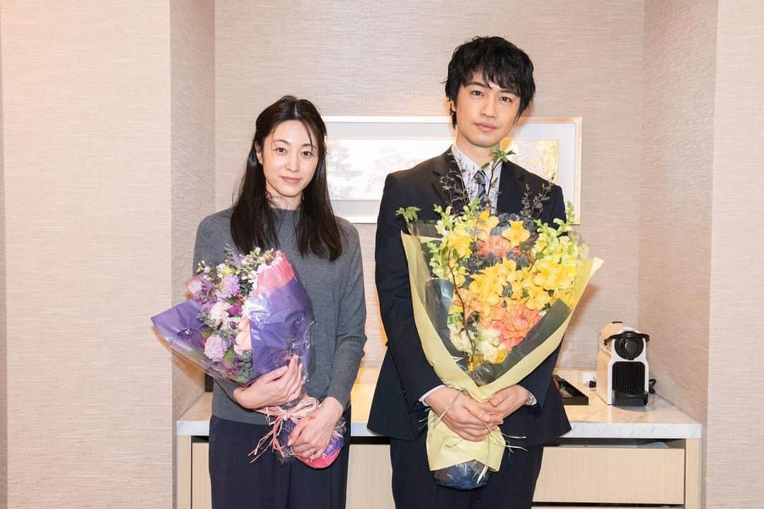 警視庁アウトサイダーさんのインスタグラム写真 - (警視庁アウトサイダーInstagram)「・ ＼💐クランクアップ💐／  政治家・小山内雄一役 #斎藤工 さんと 妻・響子役 #青山倫子 さん💜💛  おしどり夫婦の行く末は…  お疲れ様でした👏  ▼▽▼ https://tver.jp/series/srjqfpikg5  #警視庁アウトサイダー #最終回まであと1日」3月1日 20時13分 - outsider_ex2023