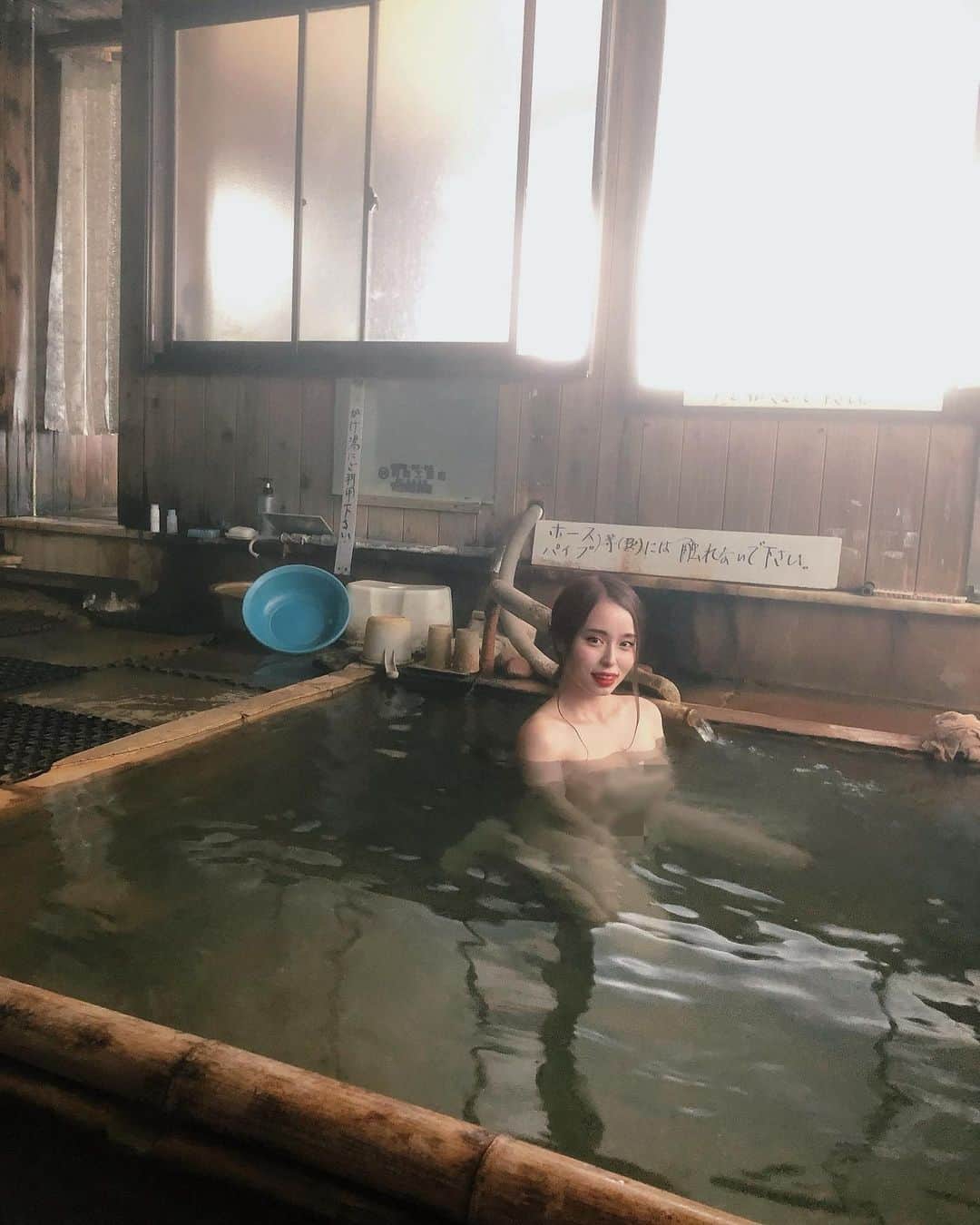 混浴　女 和田真里さんのインスタグラム写真 - (和田真里Instagram)「福島県 : 磐梯横向温泉「中の湯旅館」♨️ 混浴に入ってみた(⊙⊙)! ．  #温泉モデル #温泉女子 #グラドル #銭湯 #露天風呂 #混浴 #混浴露天風呂 #野湯 #秘湯 #camera #photo #travel  #YouTube #一人旅 #旅好きな ...