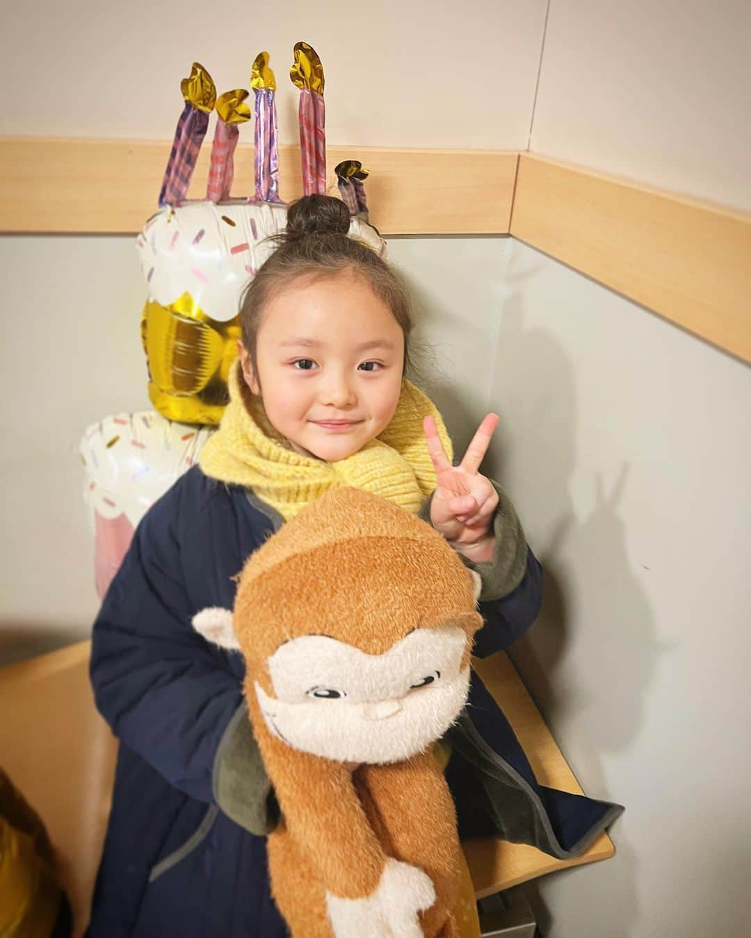 関谷桃子さんのインスタグラム写真 - (関谷桃子Instagram)「Hana w/ George💛🐵  巨大ジョージも含めて本日のコーデww  #curiousgeorge  #7yearsold  #birthdayparty #artparty #farewellparty」3月1日 20時17分 - momomo_s_