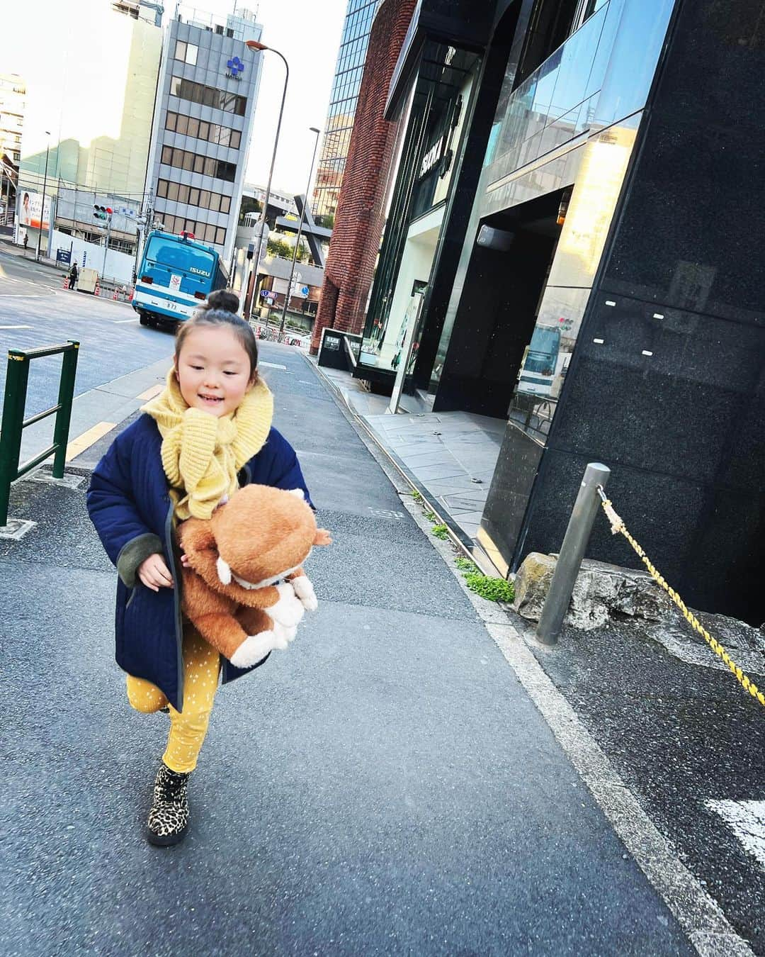 関谷桃子さんのインスタグラム写真 - (関谷桃子Instagram)「Hana w/ George💛🐵  巨大ジョージも含めて本日のコーデww  #curiousgeorge  #7yearsold  #birthdayparty #artparty #farewellparty」3月1日 20時17分 - momomo_s_