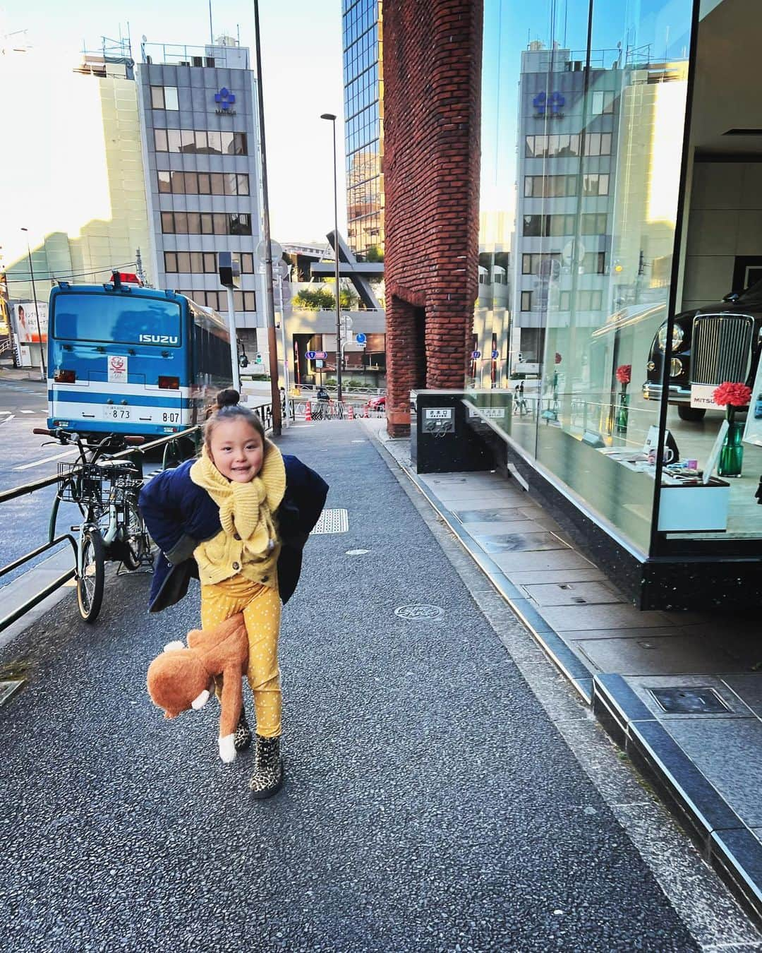 関谷桃子さんのインスタグラム写真 - (関谷桃子Instagram)「Hana w/ George💛🐵  巨大ジョージも含めて本日のコーデww  #curiousgeorge  #7yearsold  #birthdayparty #artparty #farewellparty」3月1日 20時17分 - momomo_s_