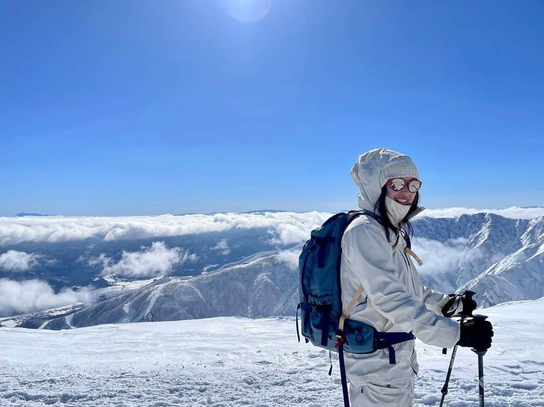 岩本憧子のインスタグラム：「. 昨日で30歳になりました🤍 お誕生日のメッセージくださった方々、 ありがとうございます🤩 . 30代も楽しくhappyに毎日過ごしていきたいと思います✨✌️ . 宜しくお願いします❄️🤍 . . #vectorglide  #swanygloves_jp  #contour #whitetime_tokyo  #whitetime_asahikawa  #houdini  #houdinisportswear #poc #fullmarkshakuba #ski #skier  #スキー　#スキーヤー」