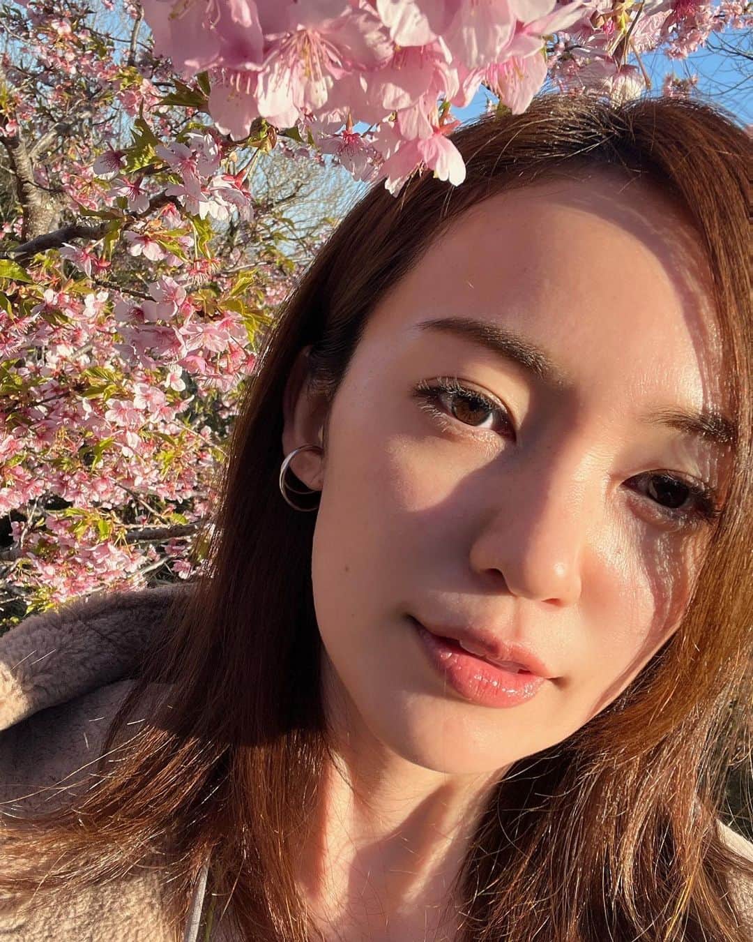 小林美季のインスタグラム：「🌸🌱🌸🌱🌸  河津桜* ピンクが濃くてきれい  出会いと別れの季節がきましたね 1つ1つ大切に☺︎  #spring #河津桜 #春ですね」
