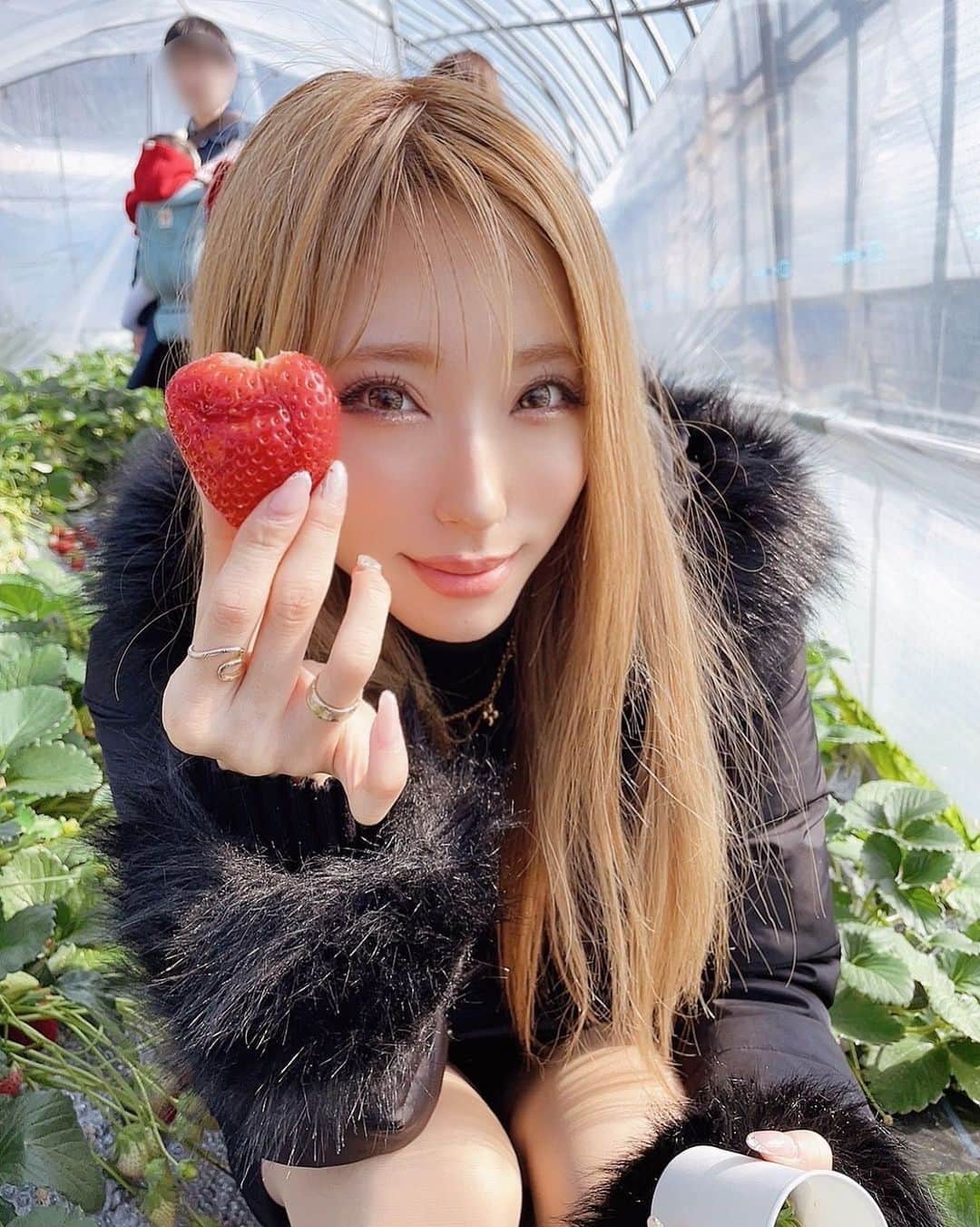 HIKARUのインスタグラム：「花粉がやばすぎ、、、 この前いちご狩りに行ってきた🍓(写真は歯形付きいちご) 過去1大きいイチゴ達で30個くらいは食べた🍓🍓  #ギャル　#日焼け #黒肌　#日サロ　#グラビア　#水着  #金髪 #撮影　#プラチナムプロダクション  #メイク　#レースクイーン　#ラウンドガール」