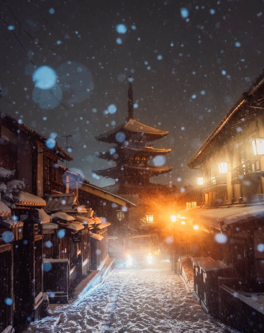 Sonoda COO Yukiyaのインスタグラム：「If I could go back to that time again. Snowy days in Kyoto. It was really beautiful in the once-in-a-decade heavy snowfall .  #kyoto #kyototravel #photographerinjapan #photographerinkyoto」