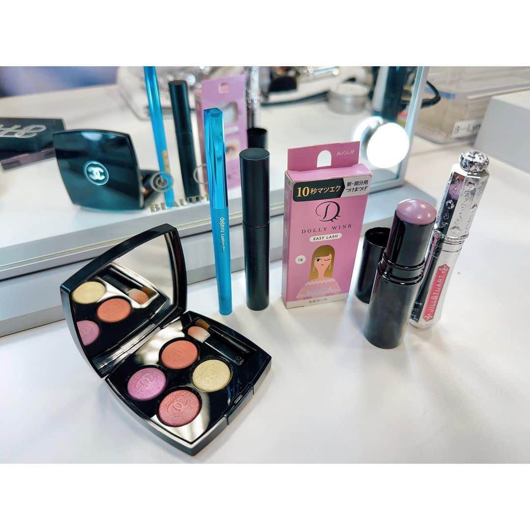 有村実樹のインスタグラム：「💄 前回の美的のインスタライブ時に使用していたメイクアイテムです。 仕上がりは一番最後に載せています。 ⁡ 新作コスメ多数使用🌸 ⁡ 次の投稿でメイク動画を乗せるので、そちらも合わせてご覧ください。 ⁡   ⁡ ⁡ #下地 #ジルスチュアート ブライト&スムース セラムプライマー 3月3日発売 結構カバー力があるので今回はファンデなしで仕上げました。毛穴も消える👍！ ⁡ ⁡ ⁡ #コンシーラー #コスメデコルテ トーンパーフェクティング パレット 01ライトミディアム ⁡ ⁡ ⁡ コンシーラー2 #マーシュフィールド SCクリームファンデS ⁡ ⁡ ⁡ #フェイスパウダー #NARS ライトリフレクティング プリズマティックパウダー ⁡ ⁡ ⁡ #アイシャドウ #シャネル レ キャトル オンブル 68 デリス 右下ゴールドと右上ピンクを使用 ⁡ ⁡ ⁡ #マスカラ下地 #エテュセ アイエディション マスカラベース ⁡ ⁡ ⁡ #つけまつげ #イージーラッシュ No.16 丸目カール ⁡ ⁡ ⁡ #アイライナー 3月24日発売 バラエティストア 、公式ストアでは先行販売しています #デジャヴュ  ラスティンファイン 極細クリームペンシル ダークブラウン ⁡ ⁡ ⁡ #リップ 4月7日発売 #ジルスチュアート ルージュ リップブロッサム311 placid portulaca ⁡ ⁡ ⁡ #チーク シャネル ボーム エサンシエル リラ こちら動画で使用シーンが抜けていますが、頬の高いところに艶出しとして使用しました。 ⁡ ⁡ ⁡ ⁡ ⁡ ⁡ ⁡ ⁡ #スキンケア #美容 #美容好きな人と繋がりたい #メイク #コスメ #コスメ好きさんと繋がりたい #美容研究家 #植物療法士 #有村実樹 #miki_cosmetics_list #春コスメ #新作コスメ  ⁡ ⁡ ⁡ ⁡」