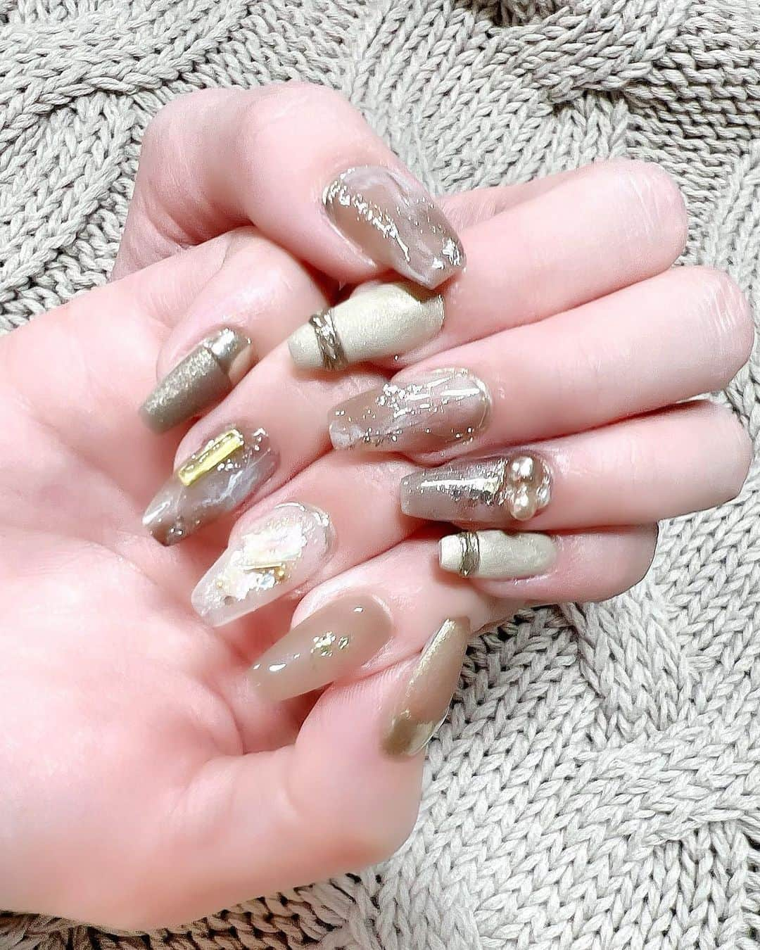 伊上あやさんのインスタグラム写真 - (伊上あやInstagram)「new nail★*  2月のネイルは大人っぽく🫶 アップするの遅くなってしまった🥲   #ネイル  #newnail  #春ネイル  #ネイルデザイン  #表参道  #表参道ネイル  #nail」3月1日 20時30分 - o.aya_0613