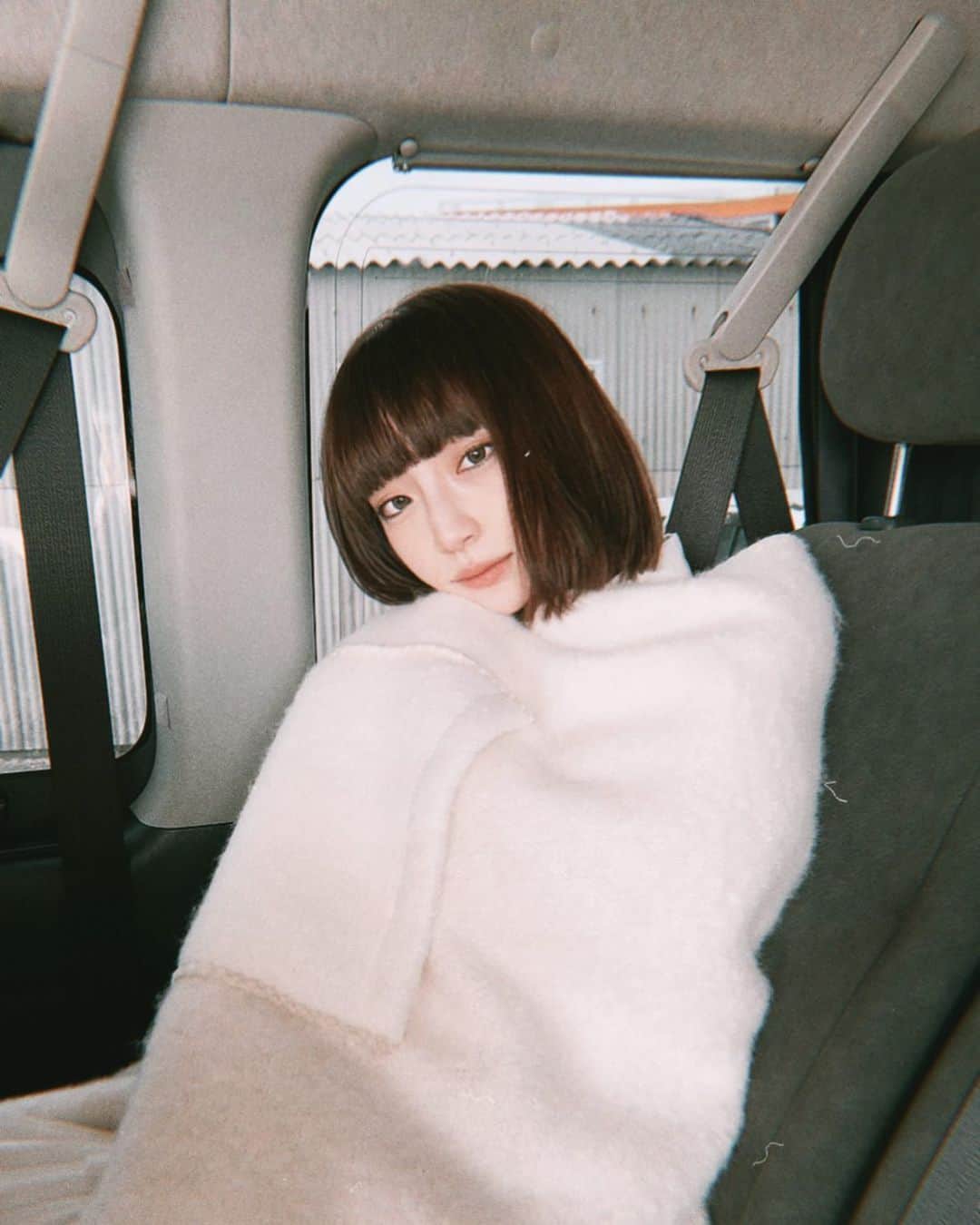荻野由佳のインスタグラム：「夜も風は冷たくなくてあたたかい！！！！！！！ やったー！！！😻 海付近で撮影しています 寒そうにしてるけど全然寒くないです^ ^笑」