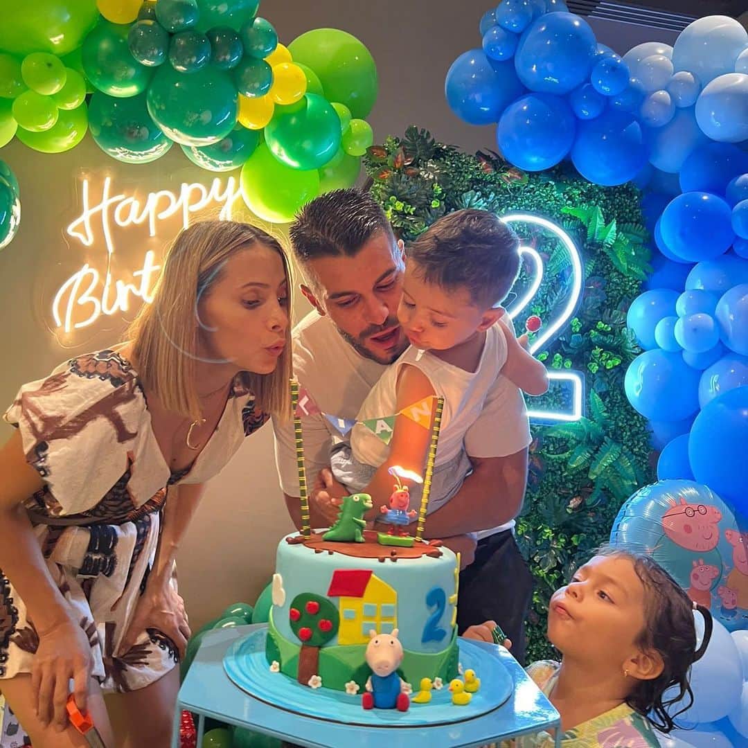 のインスタグラム：「2 años de amor y felicidad! Te amamos gordito ❤️😍」