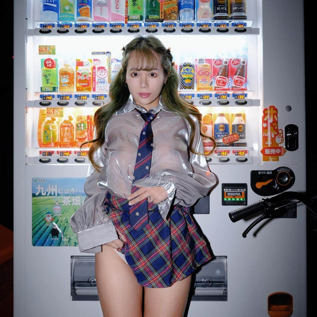 なおみのインスタグラム：「Midnight Bending machine 🫶 自動販売機🥤チャリ🚲」