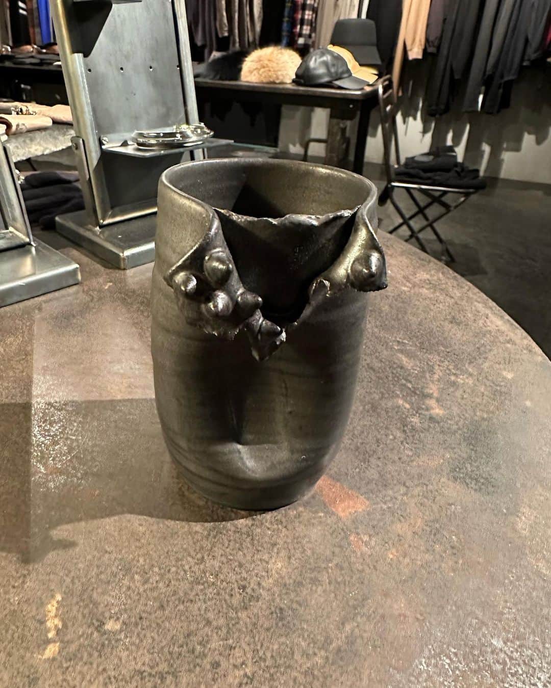 杉原勇武さんのインスタグラム写真 - (杉原勇武Instagram)「@nigara69 さんが展示会に来て頂きライダーズモチーフの陶器を頂きました。 今日はこれでハイボール呑みます。」3月1日 20時41分 - isamu_katayama