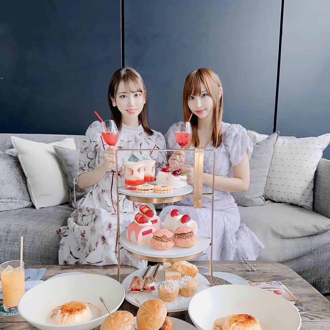 花咲来夢のインスタグラム：「アフヌン美味しすぎた！withらんちゃん 気温も良かったから、テラス席でいただいたよ✨ 幸福人生＆最高級人生🫖🧁  @the_theatre_table」