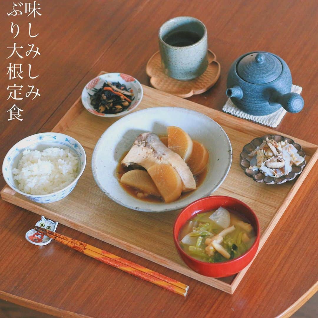 Kaori from Japanese Kitchenさんのインスタグラム写真 - (Kaori from Japanese KitchenInstagram)「味しみしみぶり大根定食。 ・ こんばんは。 スーパーで脂の乗ったぶりが美味しそうだったので 久々にぶり大根を作りました。 副菜も主菜も見事に茶色いですが 茶色飯はご飯が進む最高の定食ですね。 ・ 突然ですが普段の私の食事について。 色々なおかずを少しずつ楽しみたいタイプのため 今回のような一汁三菜が好きですが 現実はなかなか毎回そういかず。 仕事が忙しかったり、子供のお世話をしていると 料理すらできず外食やデリバリーが続いて 食物繊維が不足したり脂肪過多になったりと 食生活が偏ってしまうこともしばしば… インスタで飲んでる方をよく見て気になってた 「賢者の食卓 ダブルサポート」を 私も取り入れ始めました。 スープやドリンクに入れても味が変わらないのが◎ 今日は味噌汁を飲む前にサッと入れました。 ポーチに忍ばせて外食時のドリンクにも入れたりします。 糖分や脂肪が気になる食事や食物繊維不足な日にも！ いつもの食事にプラスオンで手軽に健康対策をしたい方におすすめです。  ・ ・ 【おしながき】 白米 丸ごとかぶのお味噌汁 ぶり大根 れんこんとえのきの梅かつお和え ひじきの煮物 ・ ・ ・ 賢者の食卓 ダブルサポート（特定保健用食品）  許可表示：本製品は食物繊維(難消化性デキストリン)の働きで、糖分や脂肪の吸収を抑えることにより、食後の血糖値や血中中性脂肪の上昇をおだやかにします。食後の血糖値が気になる方や脂肪の多い食事を摂りがちな方の食生活の改善に役立ちます。  1日の摂取目安量：１食あたり1包を、お飲み物に溶かして食事とともにお召し上がりください。1日3包が目安です。  食生活は、主食、主菜、副菜を基本に、食事のバランスを。 ・ ・ ・ 2023.3.1 Wed Today’s brunch: Baked rice, miso soup, simmered yellowtail and radish, mushroom and pickled plum salad, and stewed hijiki seaweed. ・ ・ @kenja_jp #Japanesefood #おうちごはん  #自炊 #家庭料理  #薬膳ごはん  #washoku #一汁三菜 #和食 #朝ごはん #賢者の食卓  #健康管理　#食物繊維 #難消化性デキストリン #賢者の食卓_PR」3月1日 20時42分 - coco_kontasu