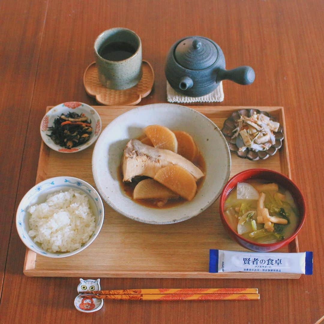 Kaori from Japanese Kitchenさんのインスタグラム写真 - (Kaori from Japanese KitchenInstagram)「味しみしみぶり大根定食。 ・ こんばんは。 スーパーで脂の乗ったぶりが美味しそうだったので 久々にぶり大根を作りました。 副菜も主菜も見事に茶色いですが 茶色飯はご飯が進む最高の定食ですね。 ・ 突然ですが普段の私の食事について。 色々なおかずを少しずつ楽しみたいタイプのため 今回のような一汁三菜が好きですが 現実はなかなか毎回そういかず。 仕事が忙しかったり、子供のお世話をしていると 料理すらできず外食やデリバリーが続いて 食物繊維が不足したり脂肪過多になったりと 食生活が偏ってしまうこともしばしば… インスタで飲んでる方をよく見て気になってた 「賢者の食卓 ダブルサポート」を 私も取り入れ始めました。 スープやドリンクに入れても味が変わらないのが◎ 今日は味噌汁を飲む前にサッと入れました。 ポーチに忍ばせて外食時のドリンクにも入れたりします。 糖分や脂肪が気になる食事や食物繊維不足な日にも！ いつもの食事にプラスオンで手軽に健康対策をしたい方におすすめです。  ・ ・ 【おしながき】 白米 丸ごとかぶのお味噌汁 ぶり大根 れんこんとえのきの梅かつお和え ひじきの煮物 ・ ・ ・ 賢者の食卓 ダブルサポート（特定保健用食品）  許可表示：本製品は食物繊維(難消化性デキストリン)の働きで、糖分や脂肪の吸収を抑えることにより、食後の血糖値や血中中性脂肪の上昇をおだやかにします。食後の血糖値が気になる方や脂肪の多い食事を摂りがちな方の食生活の改善に役立ちます。  1日の摂取目安量：１食あたり1包を、お飲み物に溶かして食事とともにお召し上がりください。1日3包が目安です。  食生活は、主食、主菜、副菜を基本に、食事のバランスを。 ・ ・ ・ 2023.3.1 Wed Today’s brunch: Baked rice, miso soup, simmered yellowtail and radish, mushroom and pickled plum salad, and stewed hijiki seaweed. ・ ・ @kenja_jp #Japanesefood #おうちごはん  #自炊 #家庭料理  #薬膳ごはん  #washoku #一汁三菜 #和食 #朝ごはん #賢者の食卓  #健康管理　#食物繊維 #難消化性デキストリン #賢者の食卓_PR」3月1日 20時42分 - coco_kontasu