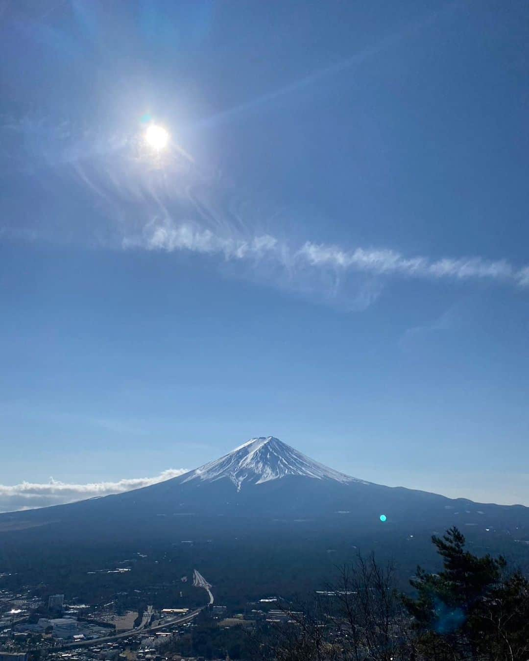 川床明日香のインスタグラム：「本当に花粉にやられてます。 去年まで私花粉症かなぁ？って言う疑惑で終わってたけど、いよいよ本当に花粉症デビューな気がします。 みなさんどうやって乗り切ってますか、、、  この前富士山見てほうとうを食べに行った時の写真🗻」