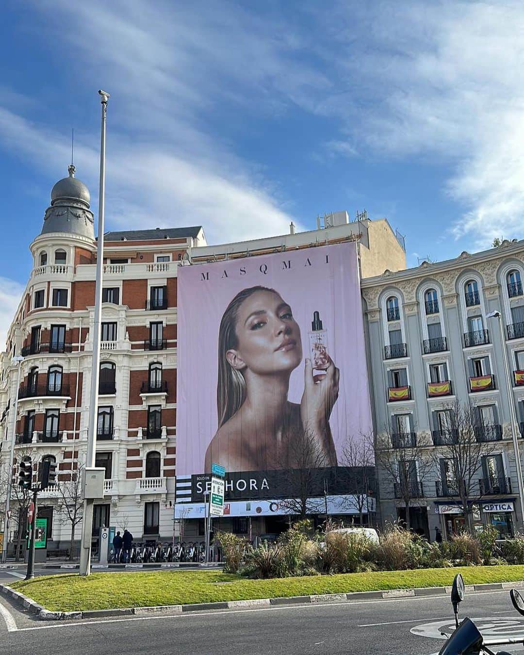 アルバロ・モラタのインスタグラム：「No puedo estar más orgulloso de ti! Trabajo, sacrificio y muchísima dedicación. Eres una mujer increíble. Te amo con locura @alicecampello @masqmai @sephora_spain ❤️🙏👸」