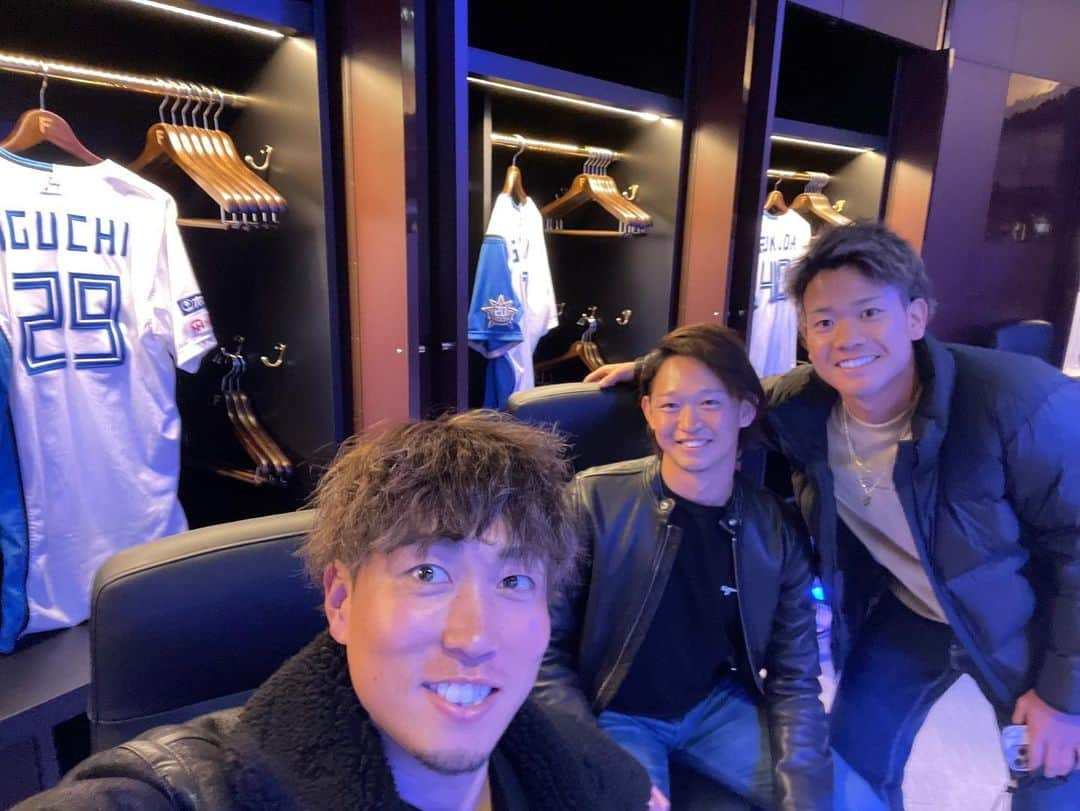 井口和朋さんのインスタグラム写真 - (井口和朋Instagram)「新しい球場、エスコンフィールドすごすぎる🤩⚾️  #加藤貴之 #石川直也 #鈴木健矢 #福田俊 #玉井大翔 #宮西尚生 #井口和朋 #エスコンフィールド #北海道日本ハムファイターズ」3月1日 20時53分 - iguchi.kazutomo