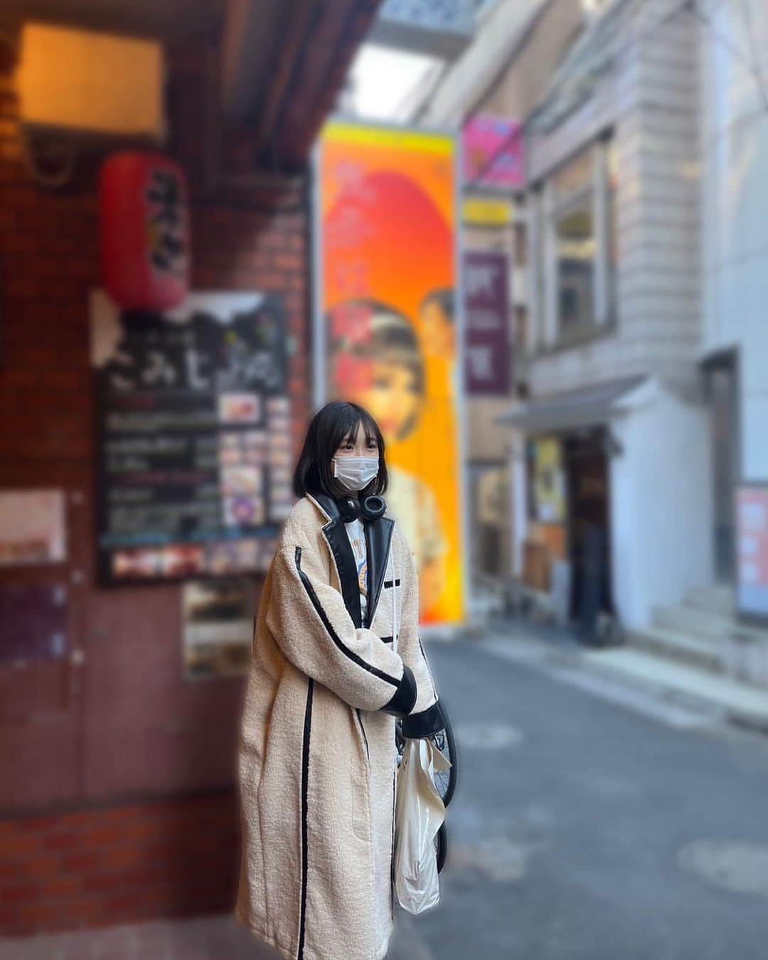 新井美羽のインスタグラム：「ノープランでお出かけするのが好きなんです🚶‍♀️ 一人休日はふらっと知らない街をお散歩したり、、 最近はお気に入りのラーメン屋さんを見つけました👀🍜  #新井美羽 #トップコート #topcoat」