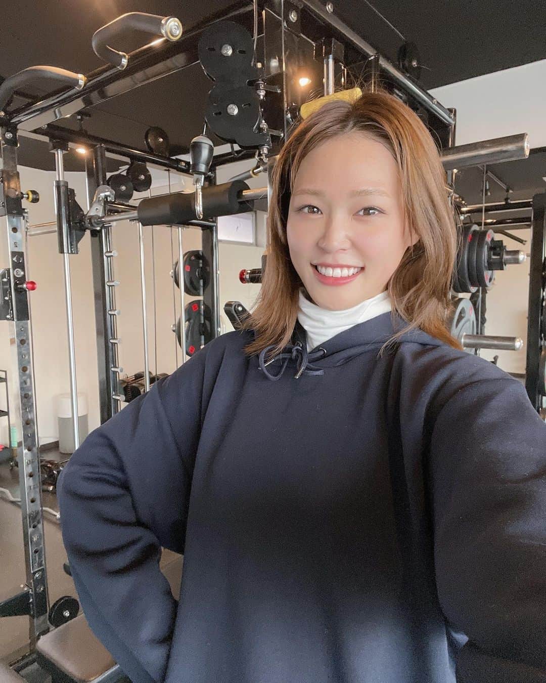 のインスタグラム：「今日もお疲れ様ですっ😚  2月のトレーニングまとめ❕  毎日見てる自分の体だけど おしりの変化を実感するくらい ラインがキレイになってきました😳✨  タイトなお洋服だったり デニム履くのに自信がついてきました☺️  次の投稿は トレーニング始めて1ヶ月の ビフォーアフターにしようかな💭  #岡崎市 #パーソナルトレーニング #トレーニング #ジム」