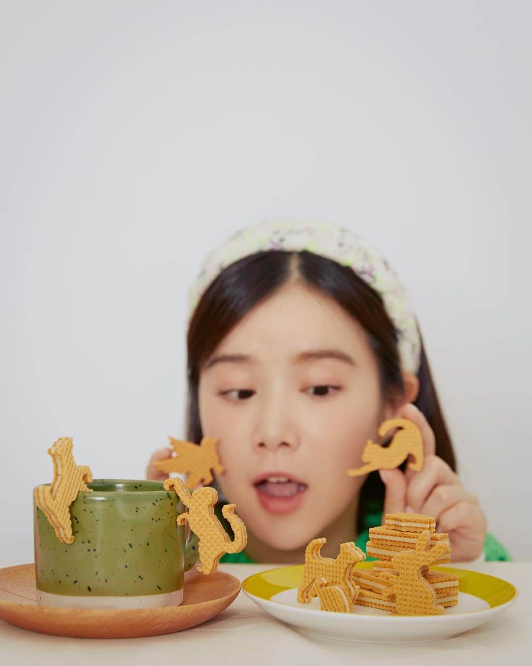 リー・ジャーインのインスタグラム：「🤩微熱山丘✨山丘芭娜娜✨限定版來啦！  微熱山丘💁🏻‍♀️慶祝熱賣商品「 #山丘芭娜娜 」 上市滿一週年！推出2023限定版食玩！   除了小猴子、山蕉造型餅乾 還「蕉」了 Have Fun 2gether 的動物好朋友 一起歡慶一歲生日🎂包裝精緻又可愛   山丘芭娜娜延續著 #微熱山丘 品牌精神 有特別設計的布提袋、送禮有質感 餅乾內餡也是在地水果「南投山蕉」 吃起來有濃濃蕉香、微酸甜口味不會膩 是很脆又紮實的內餡口感喔！   為什麼說是好吃好玩的「食玩」呢？  就像扭蛋一樣充滿驚喜 每袋打開都是不同的可愛動物 有兔子、鳥兒、狗狗和貓咪 我最喜歡兔子啦！抽到兔子就會尖叫😅哈哈   可以當成💗杯緣子💗疊疊樂💗 加上我本身是公仔控 動物造型餅乾 跟我蒐集的這些玩具、模型一樣可愛 很適合跟好朋友一起分享 玩出充滿想像力的甜點同樂會！   動物造型 #杯緣子餅乾 襯托著熱咖啡的香氣 不止可愛！熱氣讓山蕉內餡微微融化 一口咖啡配一口山丘芭娜娜😋超絕配！   獨家的 #水刀切割技術 讓動物餅體容易剝離 當成可愛動物大集合的疊疊樂 和朋友一起Have Fun 2gether😬超刺激   推薦給大家！微熱山丘的山丘芭娜娜！ 超級可愛！超😋好😋吃😋👍🏻   現在到👉🏻👉🏻👉🏻微熱山丘台灣官網 和體驗門市、To Go專櫃都可以買到喔！ 詳情請見：https://www.sunnyhills.com.tw/BWC/zh-tw/   @sunnyhills.taiwan  #微熱山丘 ​#SunnyHills​  #BananaWaffleCookie ​ #HaveFun2gether ​ #慶祝你的一週年」