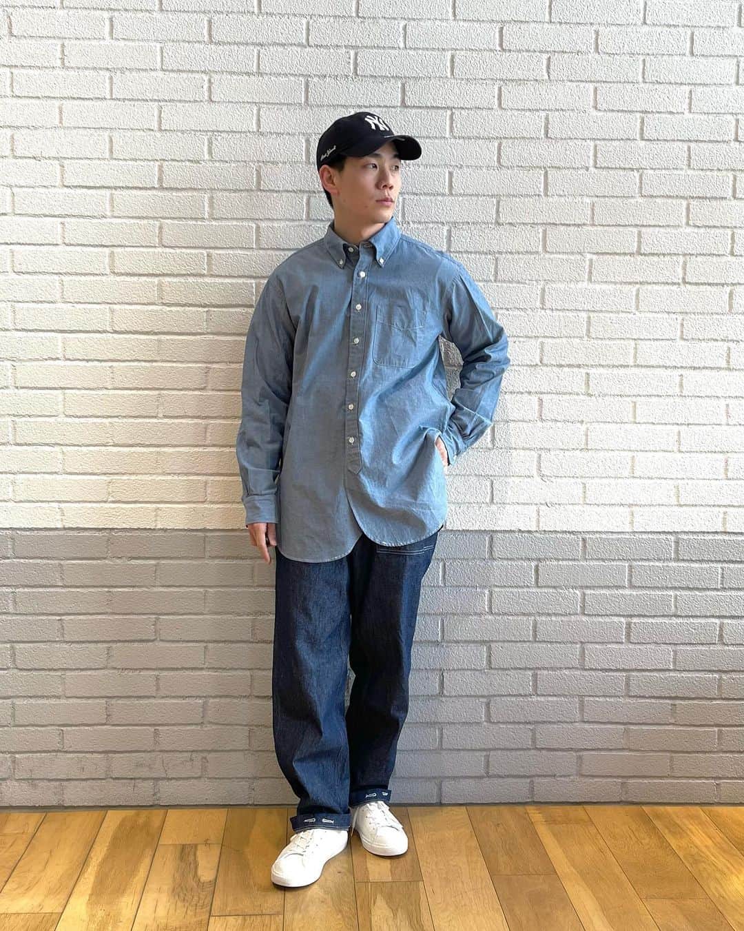 のインスタグラム：「【MENS】 自由が丘限定ブランド"ENGINEERED GARMENTS @engineered_garments_official "の23ssが一部入荷いたしました。  ◾️商品詳細 ◇EG 19TH/BD CTN/CHAMB 3211-499-3100 / ¥31,900-.taxin color:LT.BLUE size:S.M ※店頭のみ展開  ◇EG FATIGUE/PT 80Z DENIM 3214-499-3717 / ¥31,900-.taxin color:NAVY size:XS.S.M ※XSのみオンライン展開  ◇EG EXPLORER/JK NY/RIP 3225-499-3561 / ¥5,3900-.taxin color:BLACK size:M ※ご好評いただいており、オンラインのMが最後の1点となります。ご了承ください。  ■その他着用アイテム cap 3238-599-1928/ ¥4,510-.taxin shoes  3131-499-0709/ ¥15,400-.taxin  ■着用サイズ shirt(BLUE):S shirt(BLACK):M pants:S shoes:26.5  STAFF:Kadota 169cm @jedik_saw  ■自由が丘店営業時間 11:00〜20:00 ☎︎ 03-5731-8531 　 ■駐車場サービス お買い上げ金額に応じて以下ご利用いただけます。 場所【自由が丘南口有料駐車場】 > ¥5,000(税込)以上　30分チケット1枚 > ¥10,000(税込)以上　　30分チケット2枚  #greenlabelrelaxing #グリーンレーベルリラクシング #jiyugaoka #自由が丘 #unitedarrows #ユナイテッドアローズ #engineeredgarments #エンジニアードガーメンツ #nepenthes #ネペンテス #シャンブレーシャツ #デニム #デニムパンツ #newera #converse」